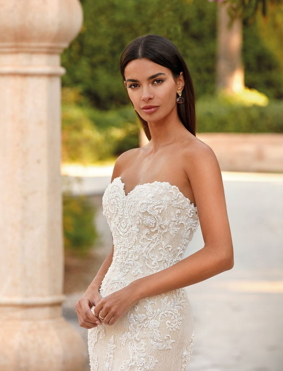 Style 1091 från Demetrios i flared stil brudklänning