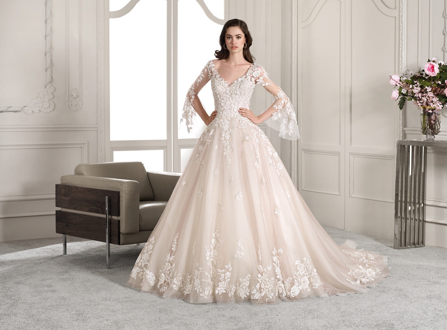 Style 824 från Demetrios i ballgown stil brudklänning