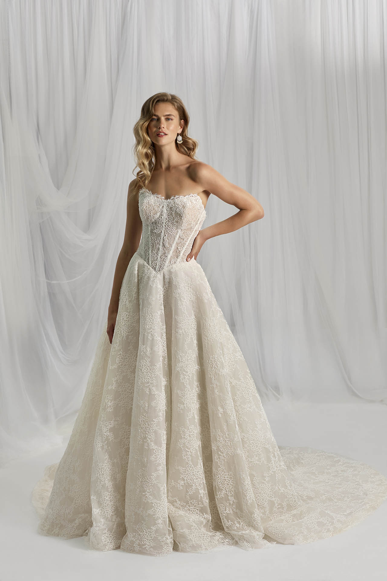 Style 200177 från Demetrios i a-line stil brudklänning
