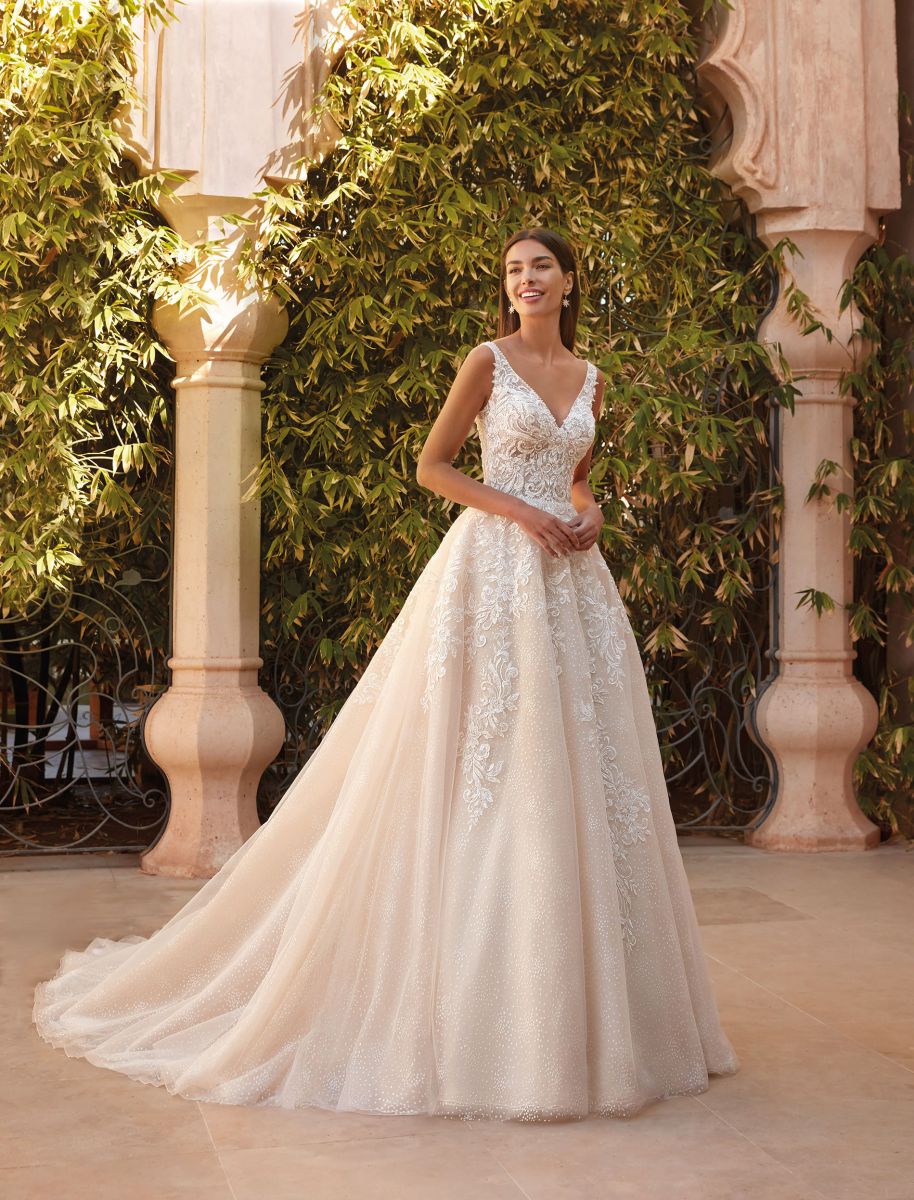 Style 1084 från Demetrios i ballgown stil brudklänning