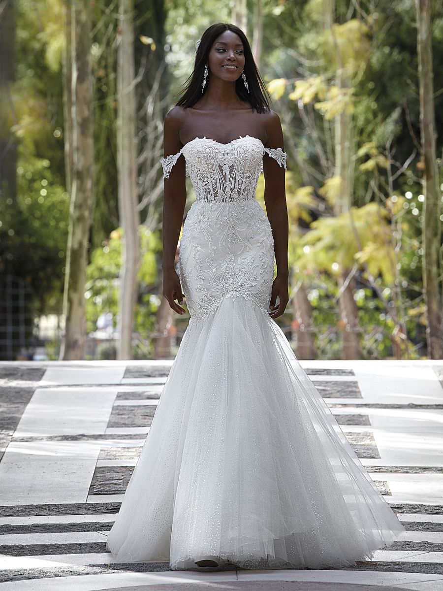 Style 1211 från Demetrios i flared stil brudklänning