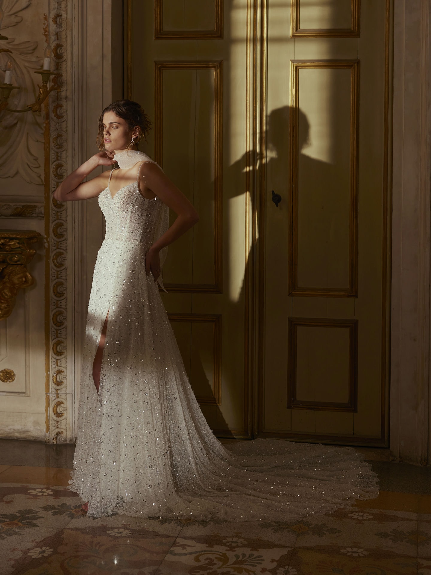 Style 1270 från Demetrios i a-line, slit stil brudklänning