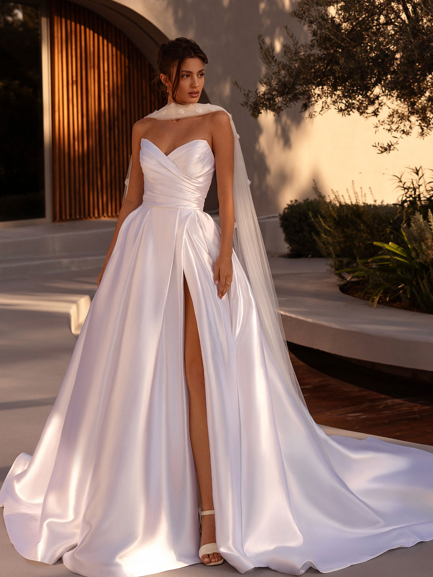 Style 1525 från Demetrios i ball gown, slit stil brudklänning