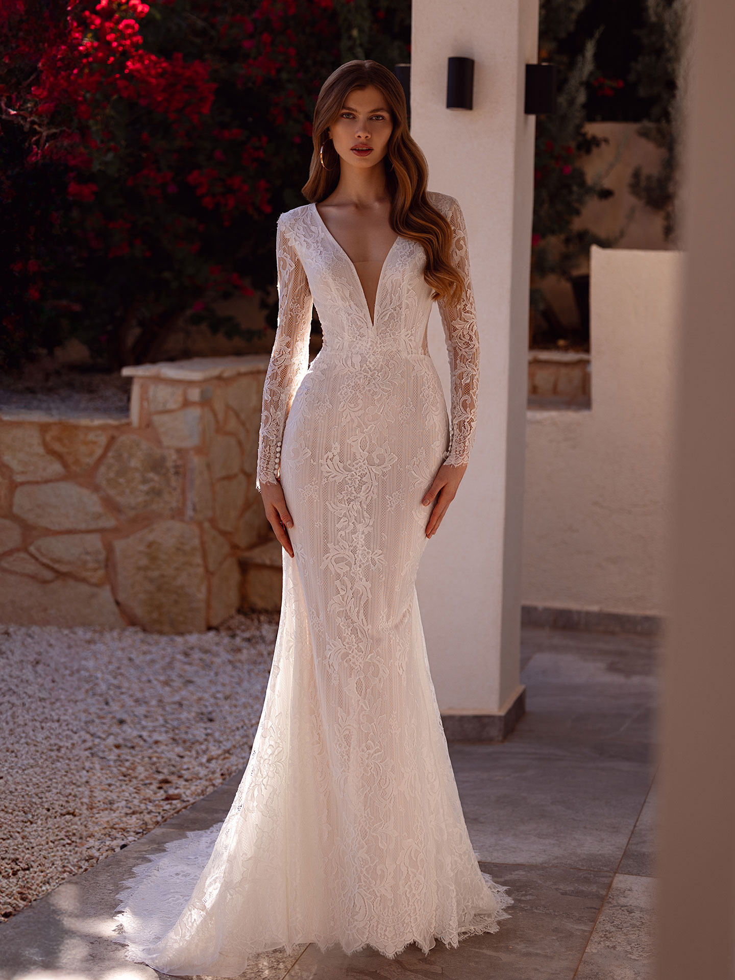 Style DR428 från Demetrios i sheath stil brudklänning