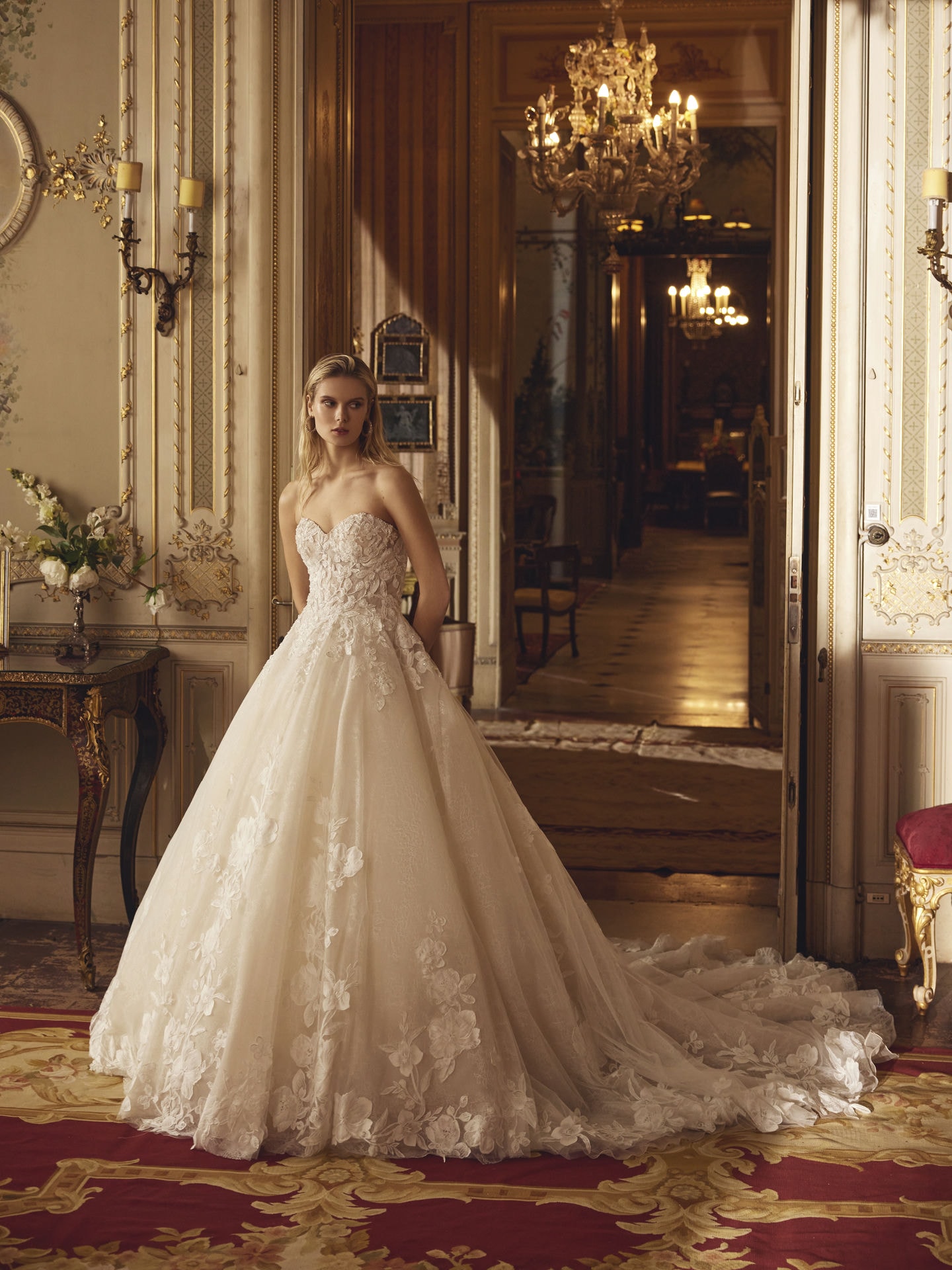 Style 1301 från Demetrios i ballgown stil brudklänning