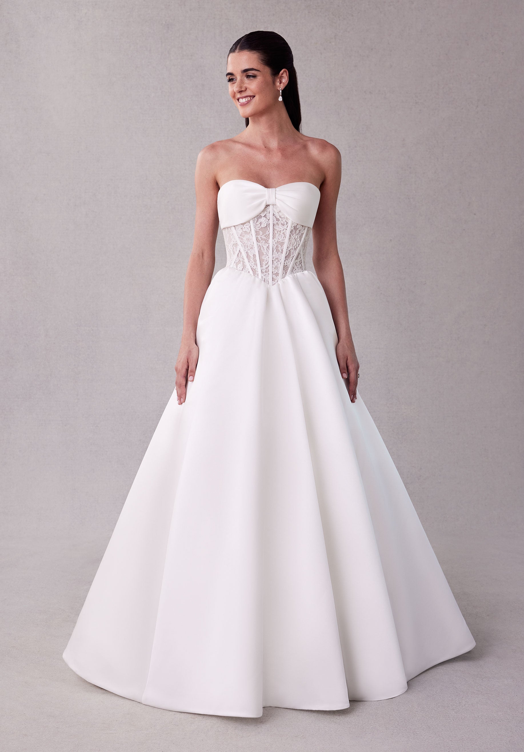 Sabrine från Morilee i ball gown stil brudklänning