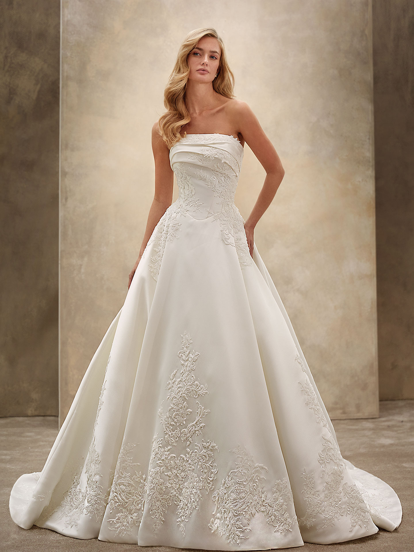 Style 1529 från Demetrios i a-line stil brudklänning