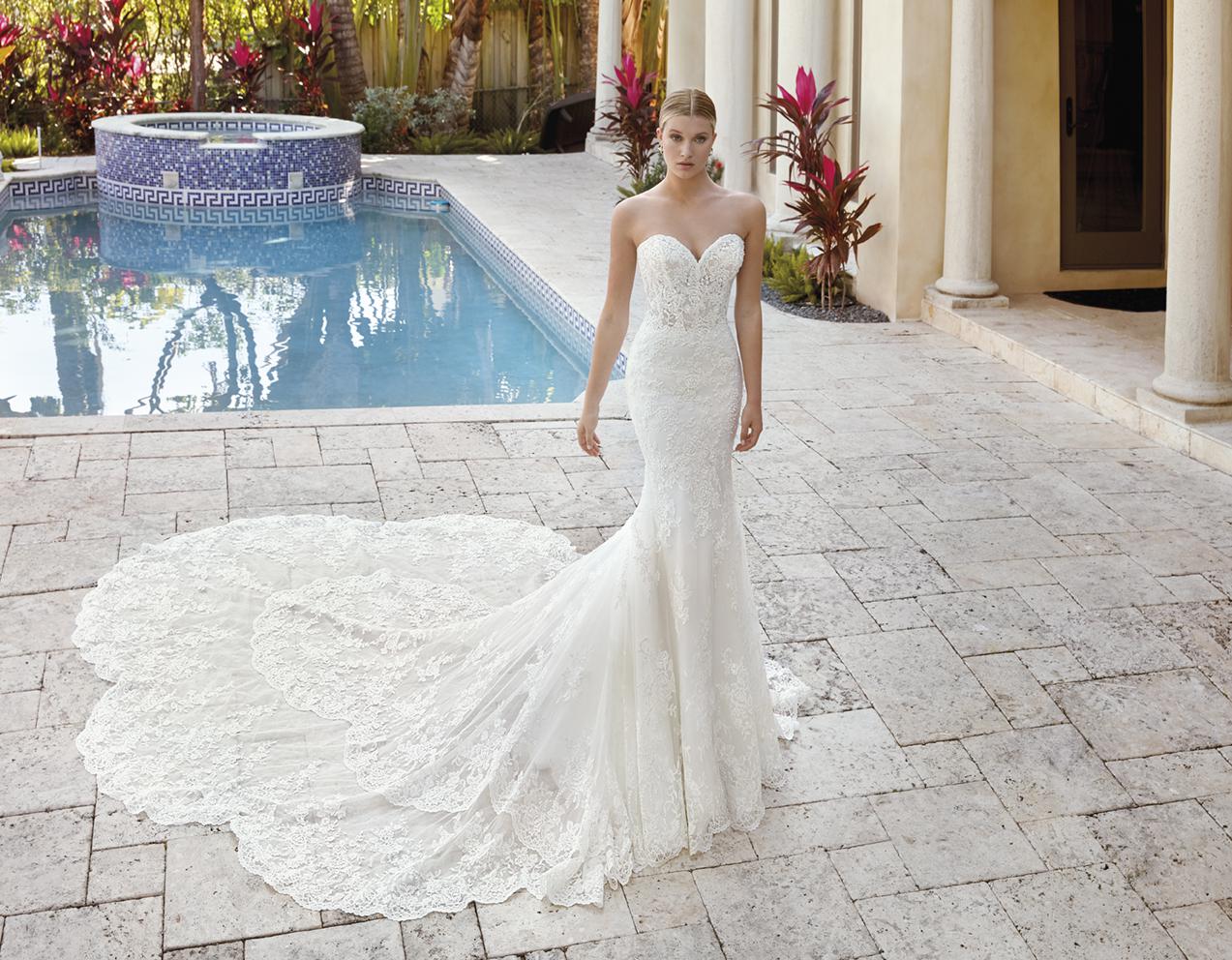 Style 1031 från Demetrios i sheath stil brudklänning