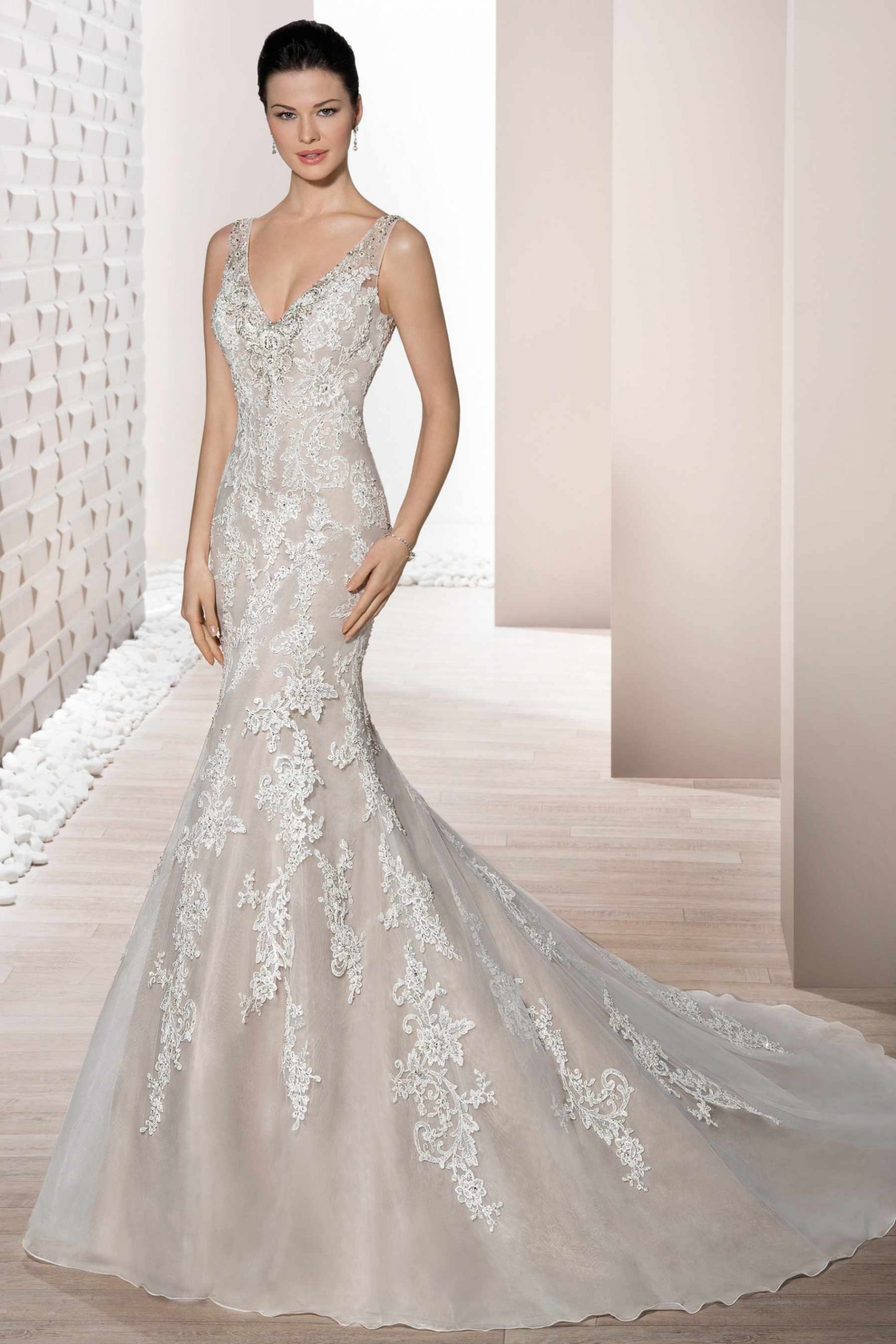 Style 682 från Demetrios i flared stil brudklänning