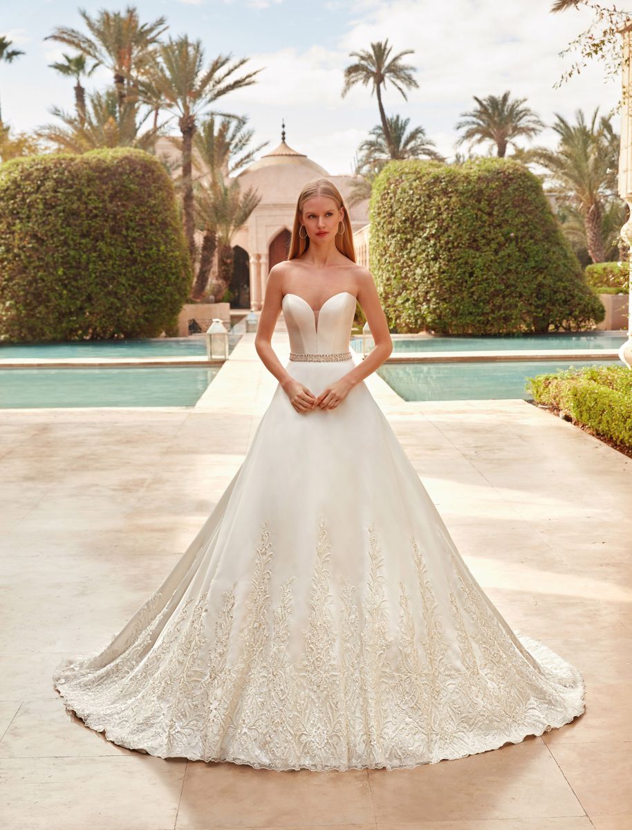 Style 1116 från Demetrios i ballgown stil brudklänning