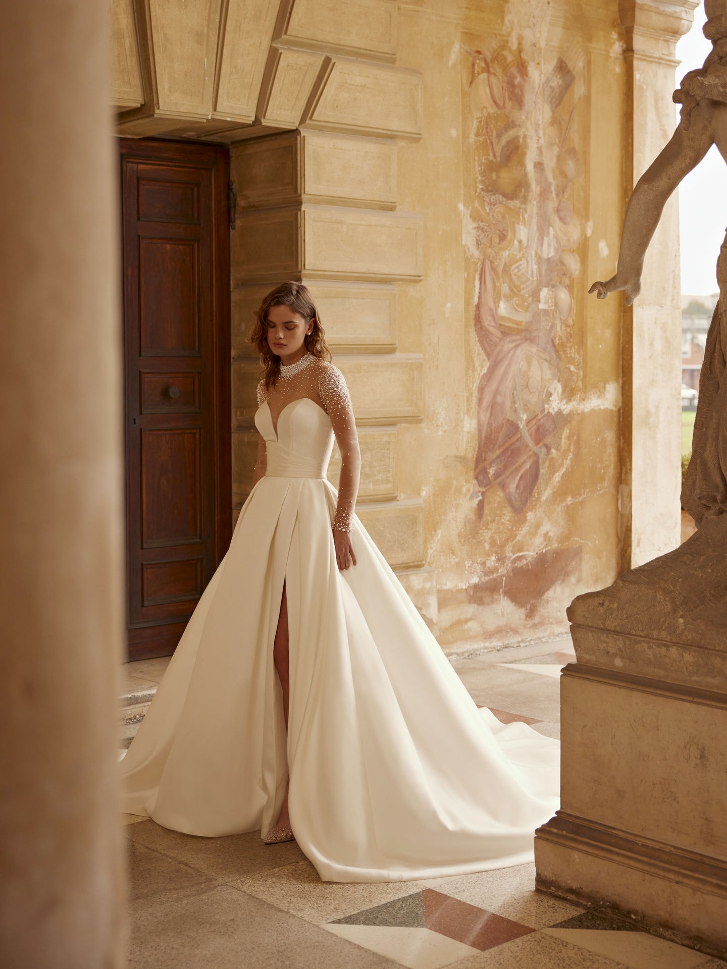 Style 1280 från Demetrios i a-line, slit stil brudklänning