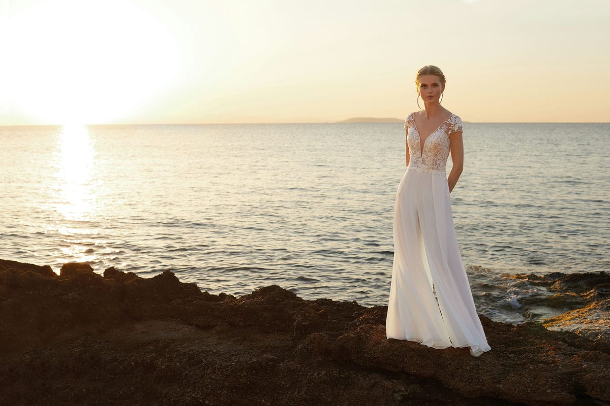 Style DR388 från Demetrios i jumpsuit stil brudklänning