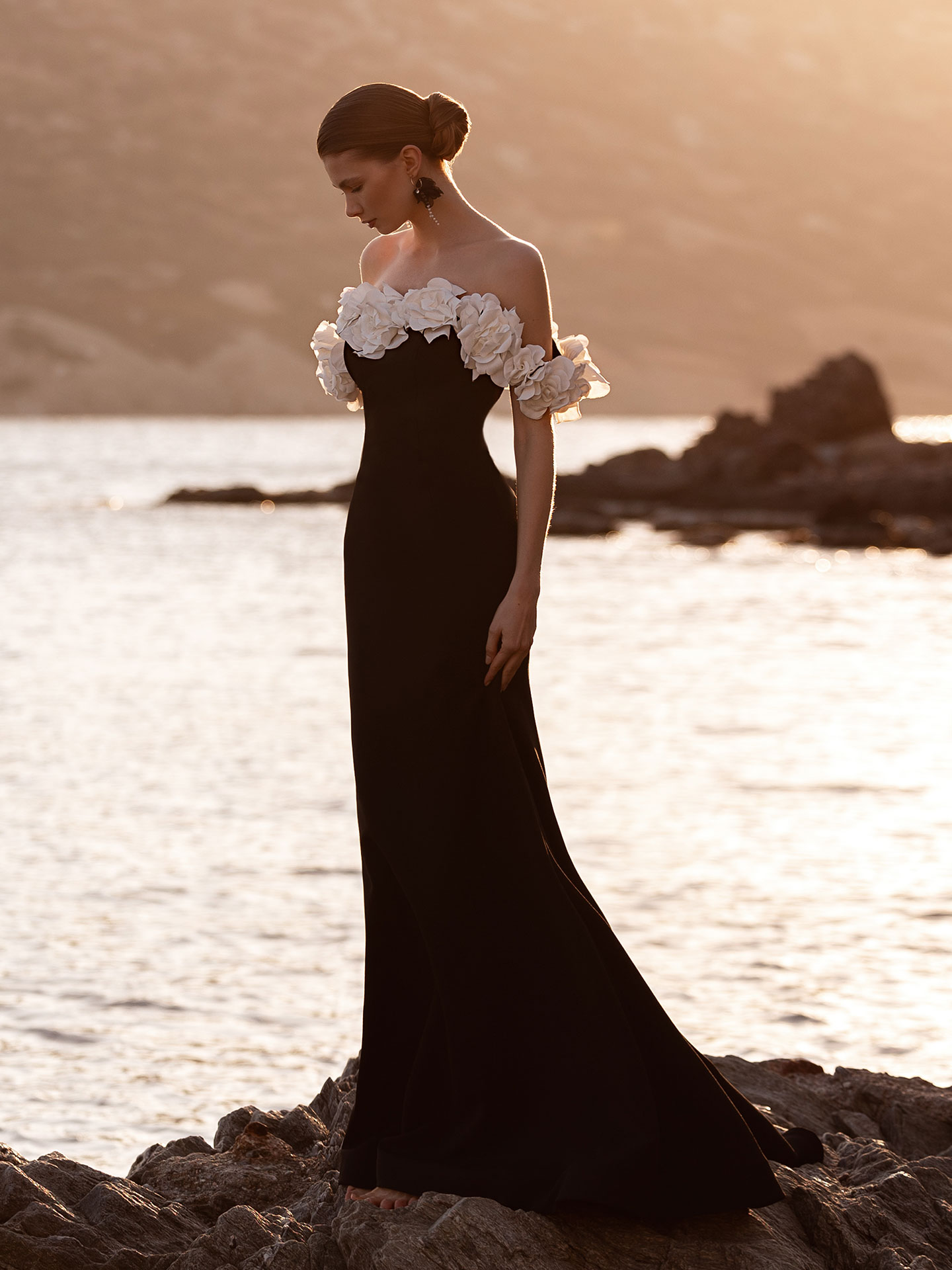 Style DR437 från Demetrios i sheath stil brudklänning