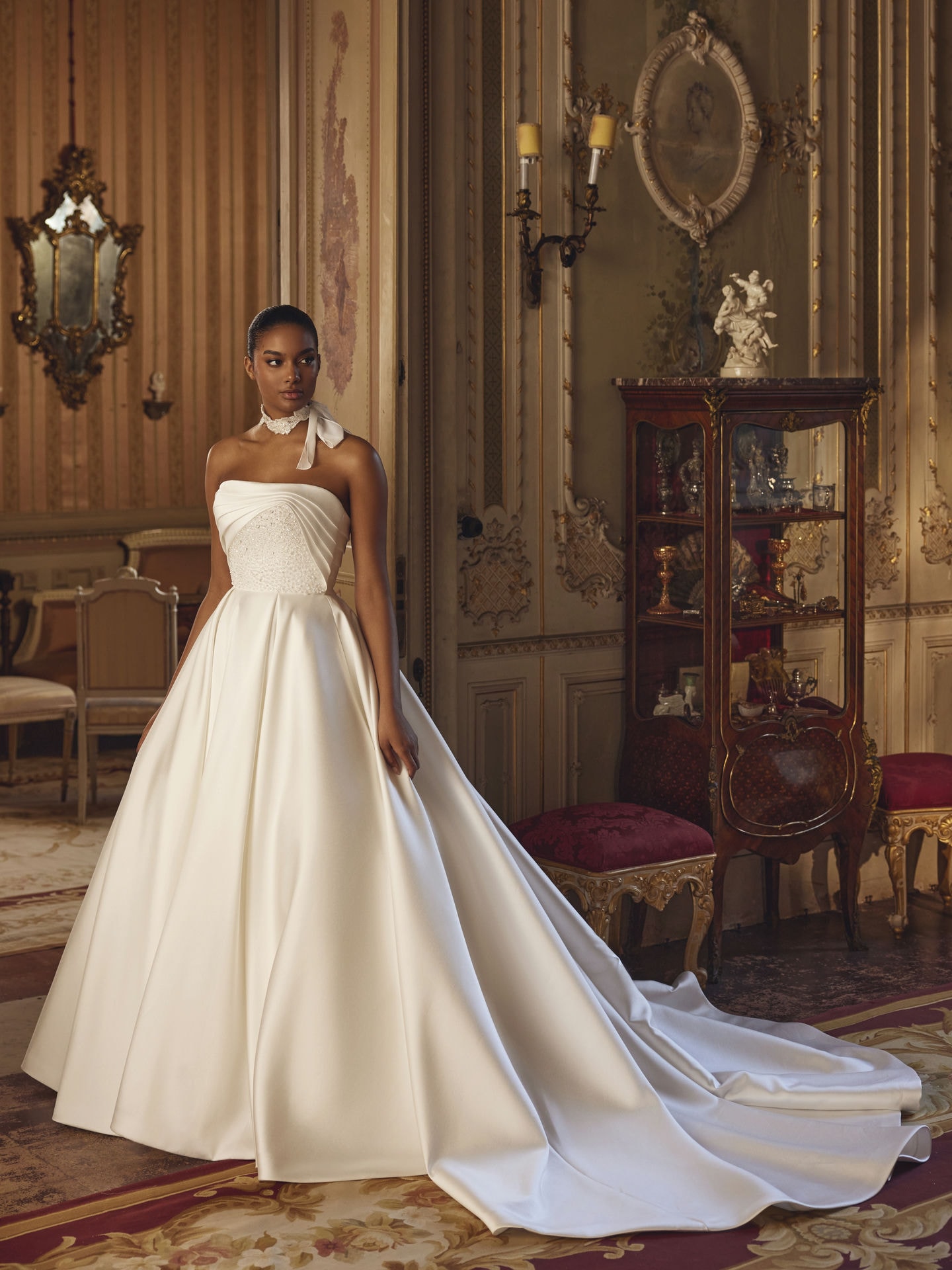 Style 1284 från Demetrios i ballgown stil brudklänning