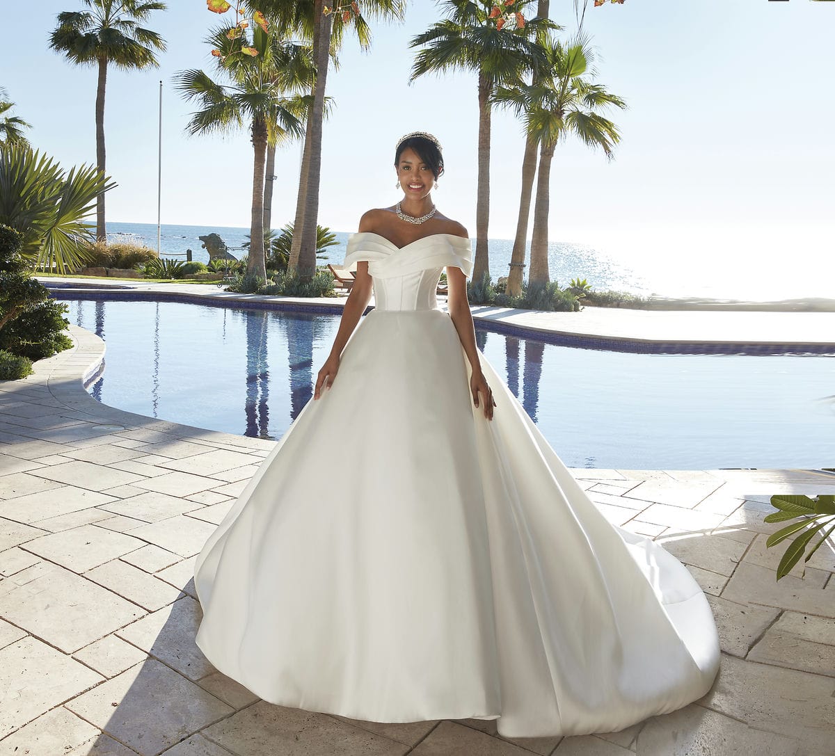 Style 1256 från Demetrios i ballgown stil brudklänning