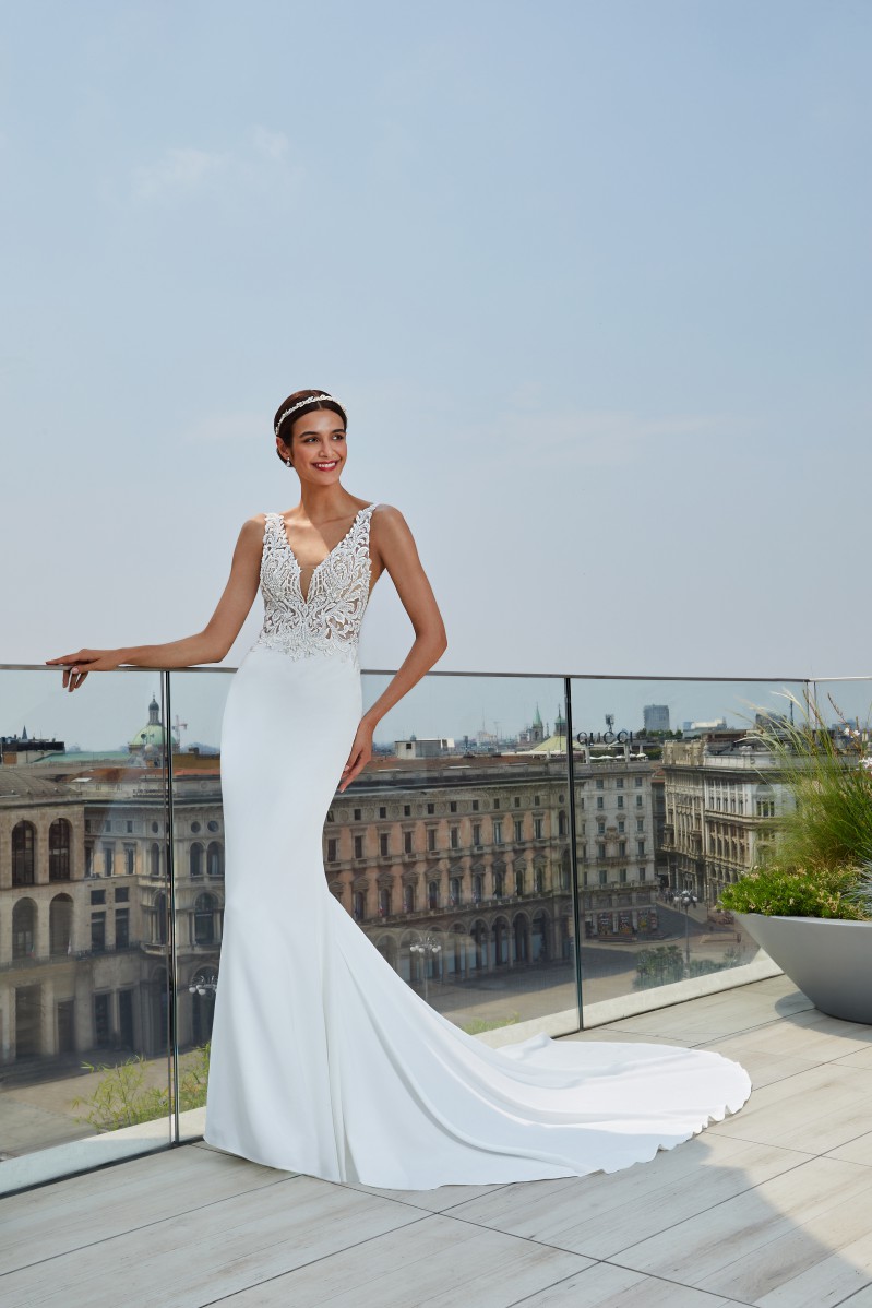 Style 1136 från Demetrios i flared stil brudklänning