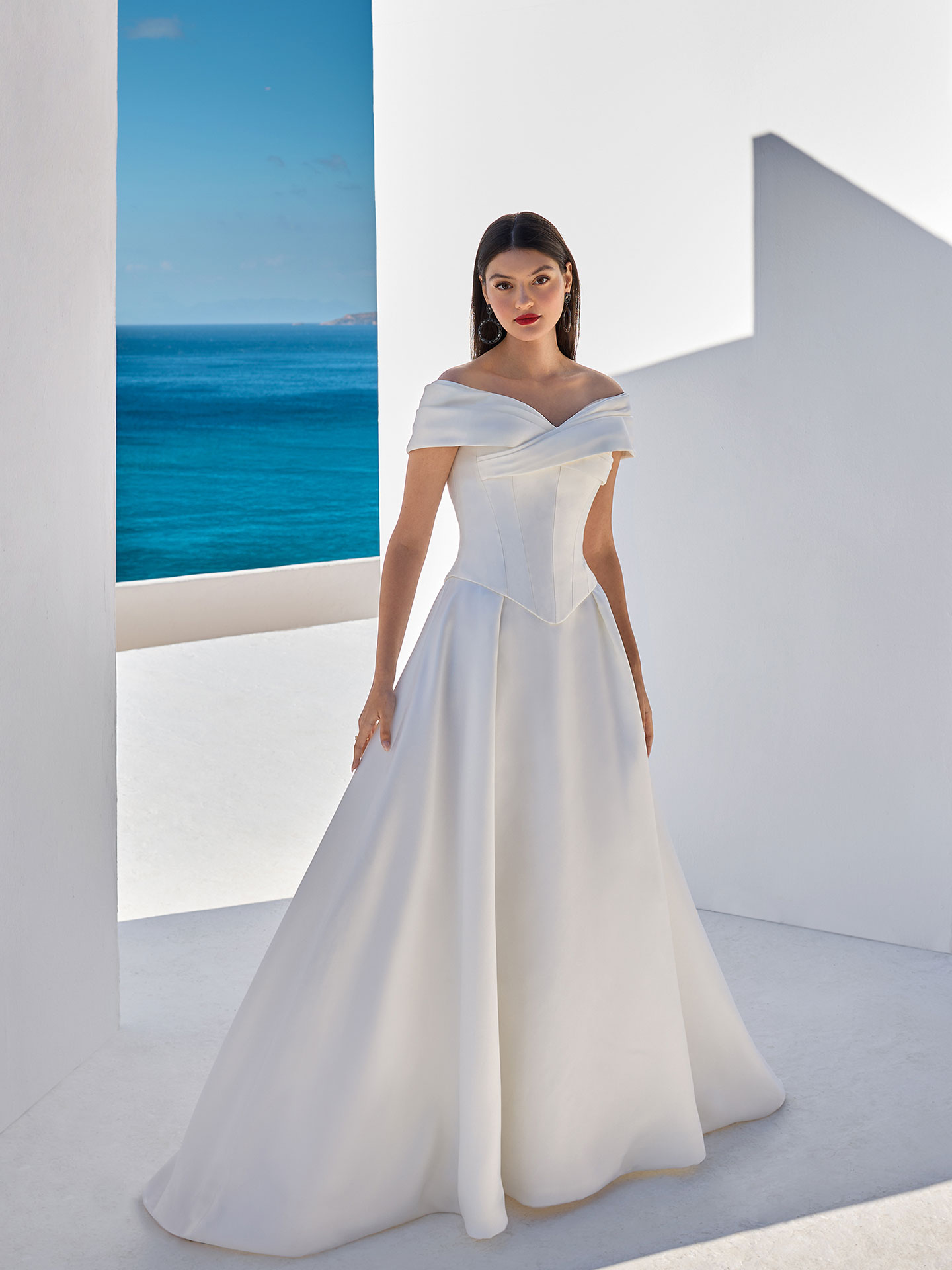 Style SK36 från Demetrios i ballgown, separate skirt stil brudklänning