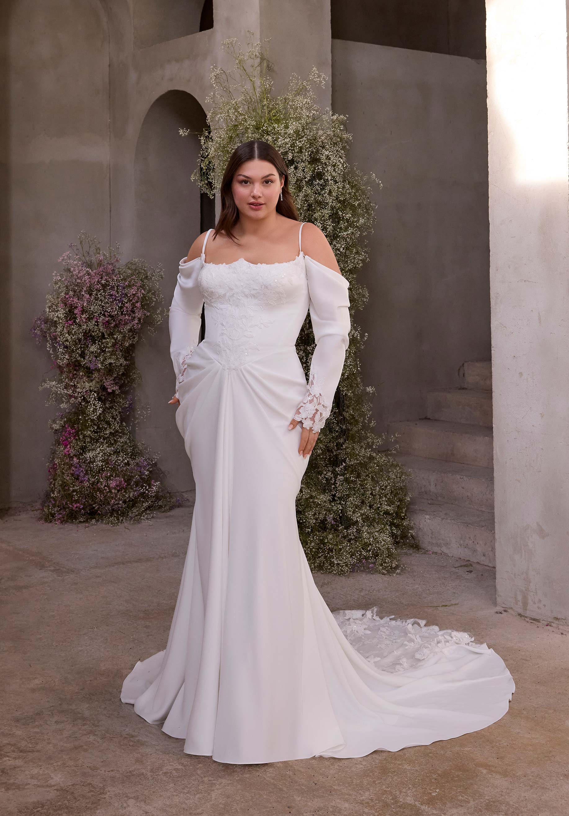Valeria från Morilee i fit and flare stil brudklänning