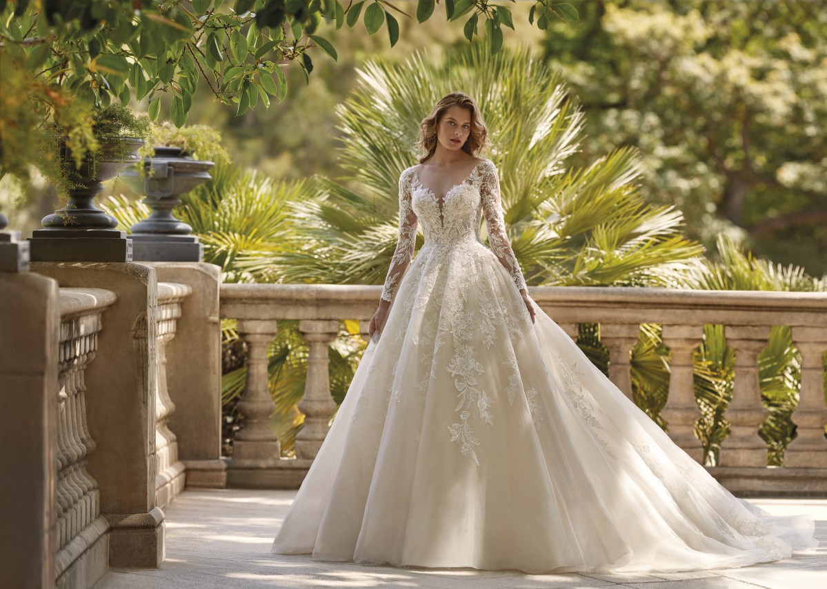 Style 1158 från Demetrios i ballgown stil brudklänning