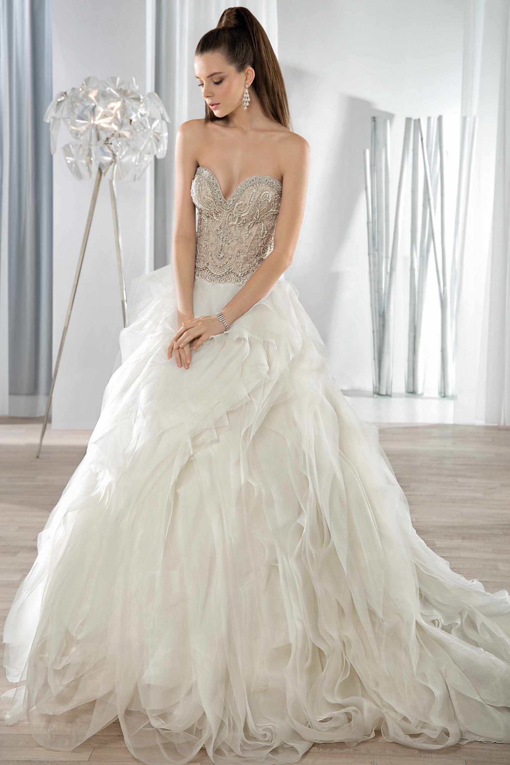 Style 623 från Demetrios i ballgown stil brudklänning
