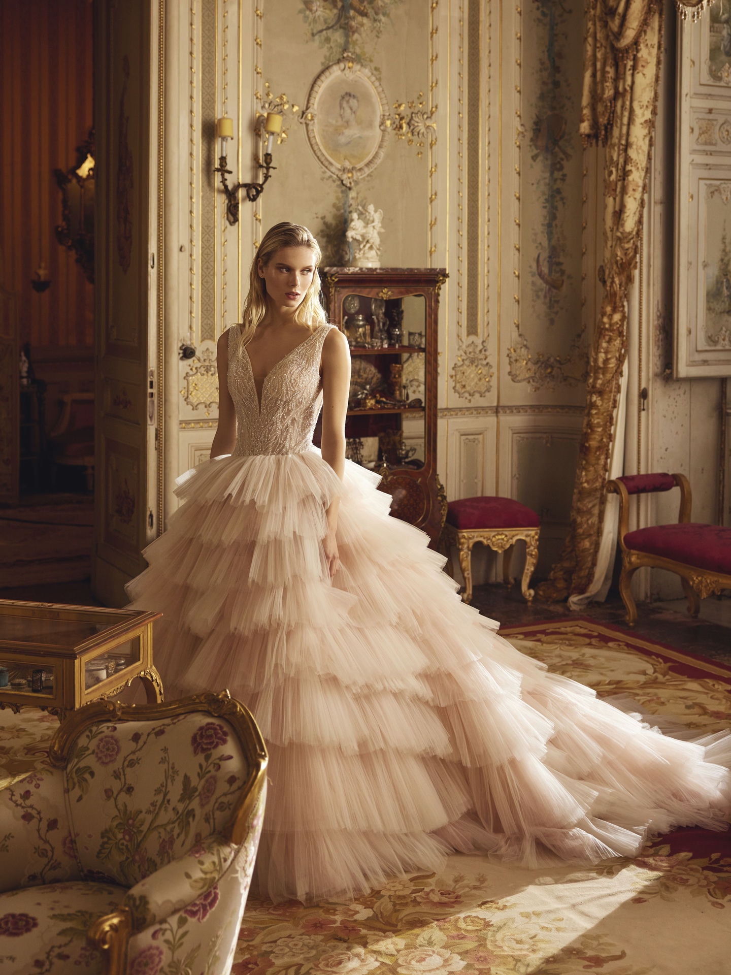 Style 1303 från Demetrios i ballgown stil brudklänning