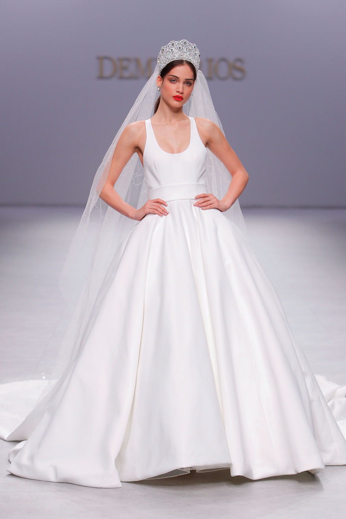 Style 200118 från Demetrios i ballgown stil brudklänning