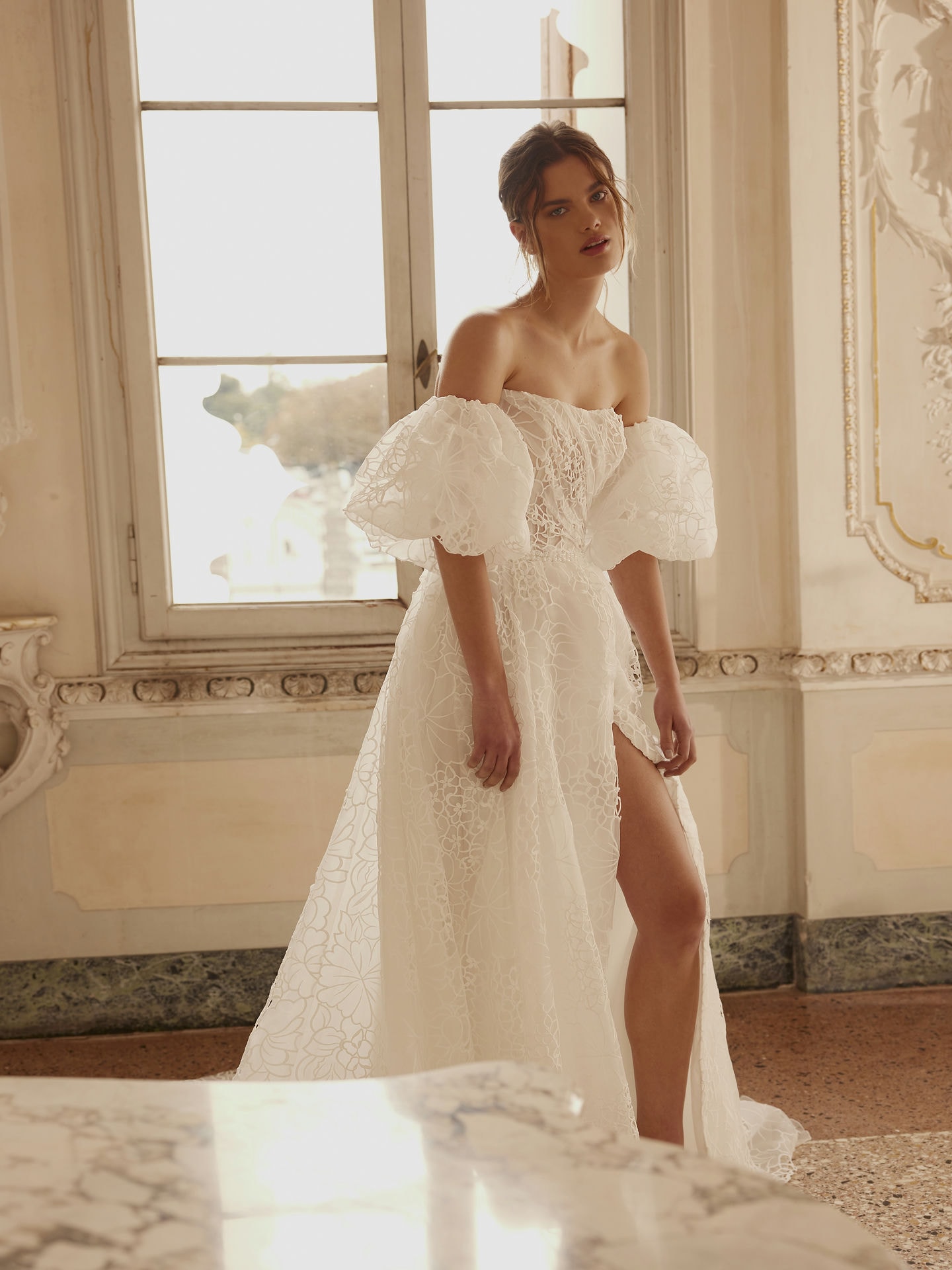 Style 1269 från Demetrios i a-line, slit stil brudklänning