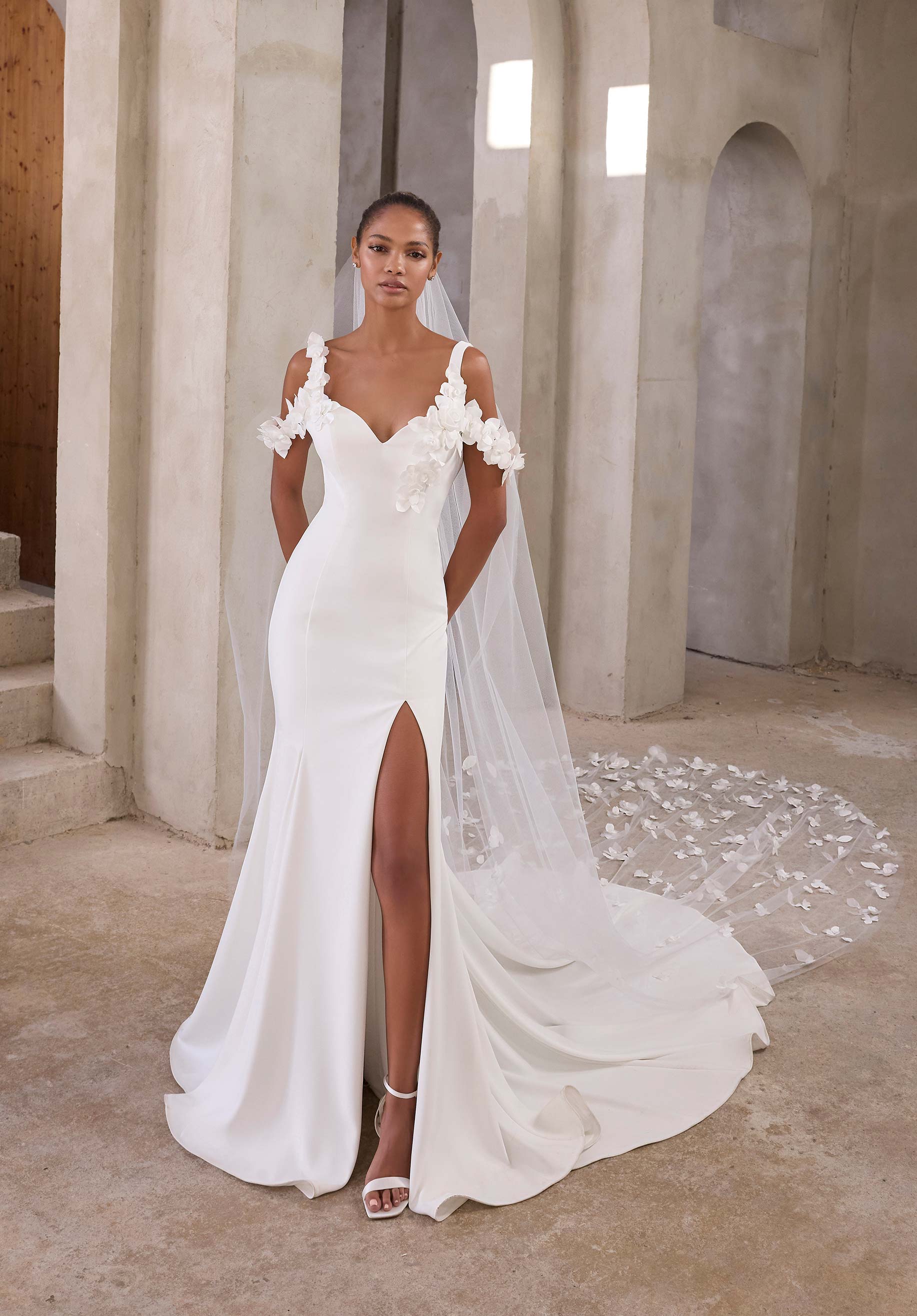 Xanthe från Morilee i fit and flare stil brudklänning