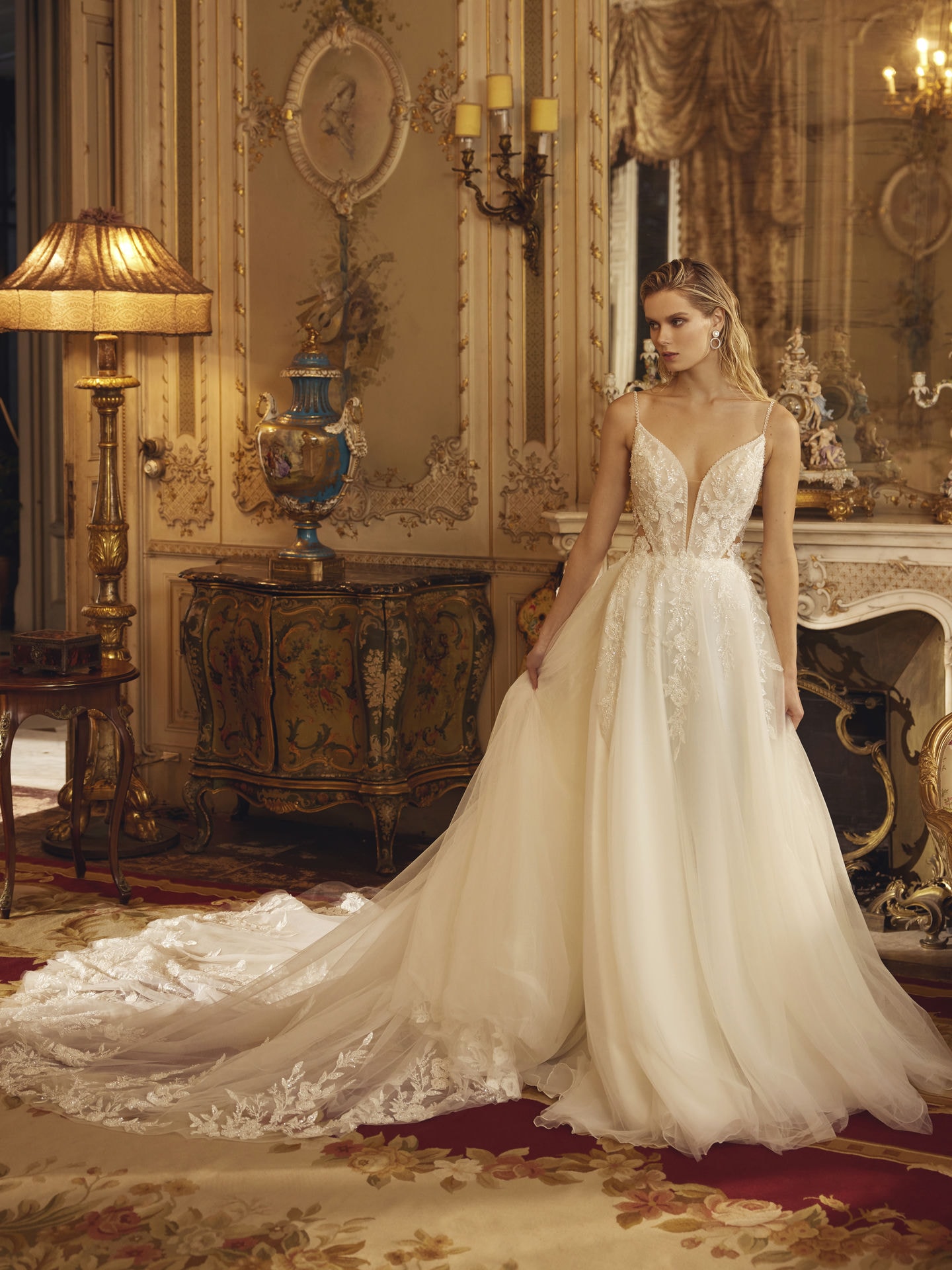 Style 1296 från Demetrios i a-line stil brudklänning