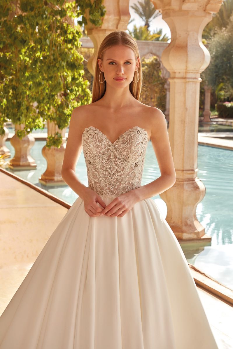 Style 1111 från Demetrios i ballgown stil brudklänning