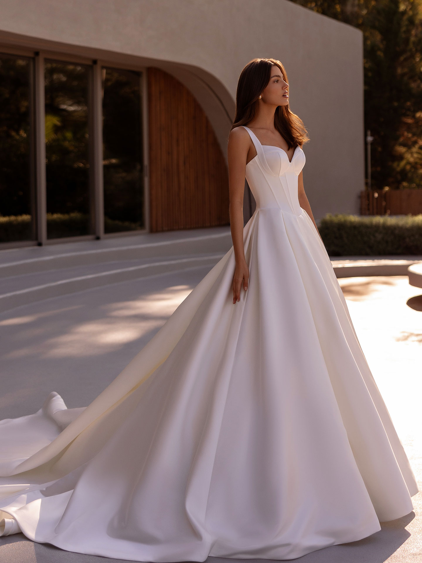 Style 1522 från Demetrios i ball gown stil brudklänning
