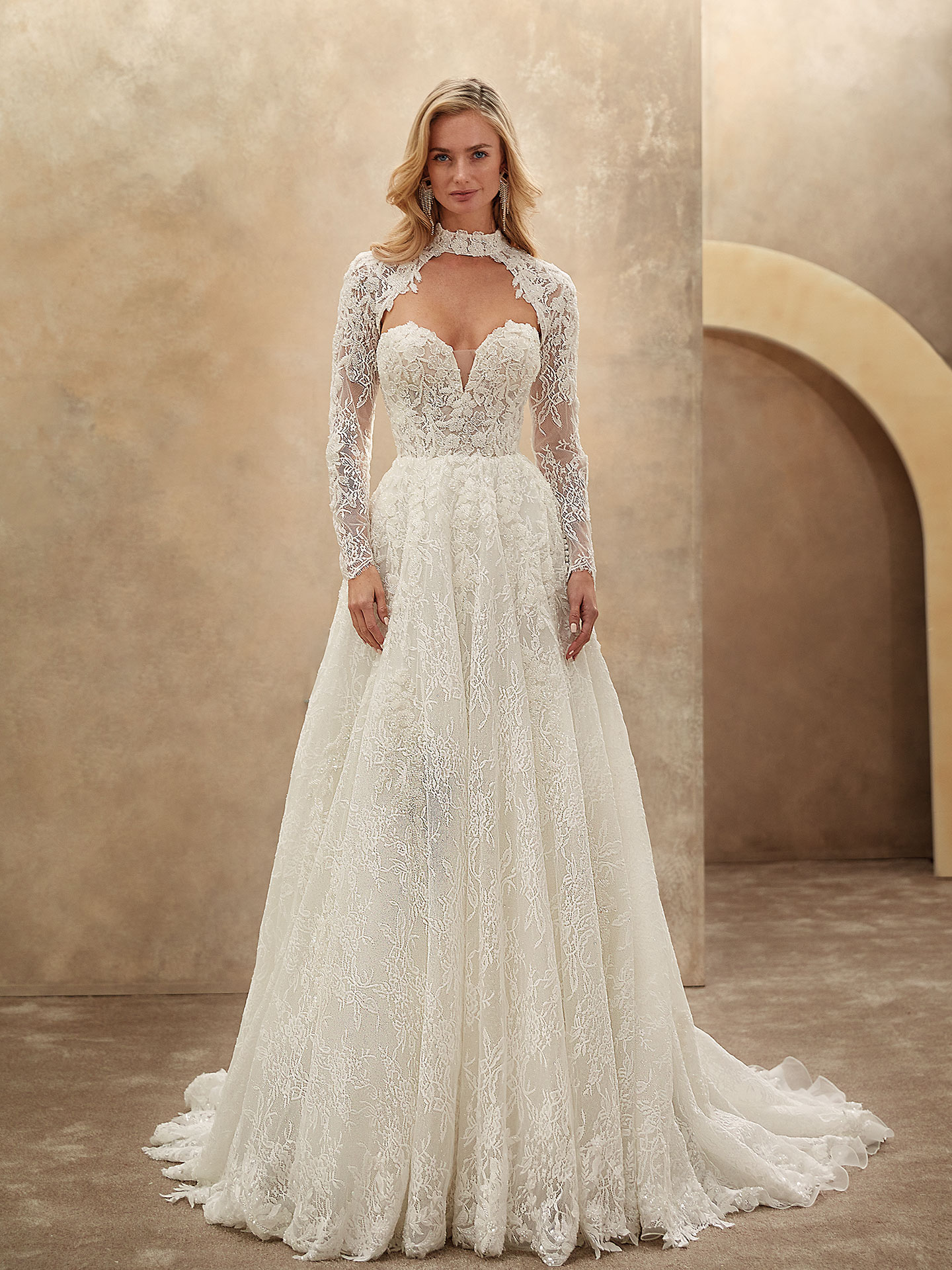 Style 1549 från Demetrios i a-line stil brudklänning