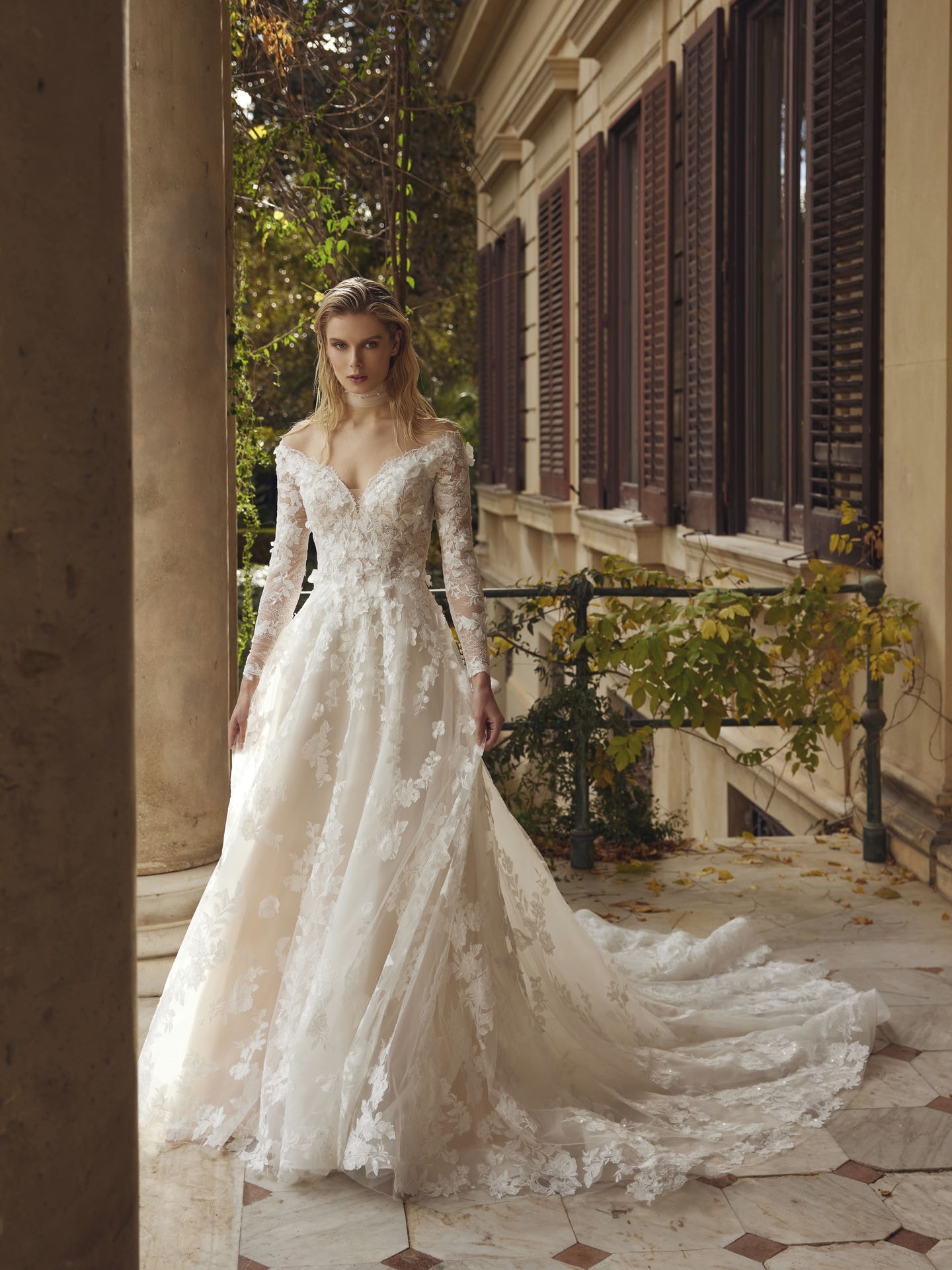 Style 1295 från Demetrios i a-line stil brudklänning