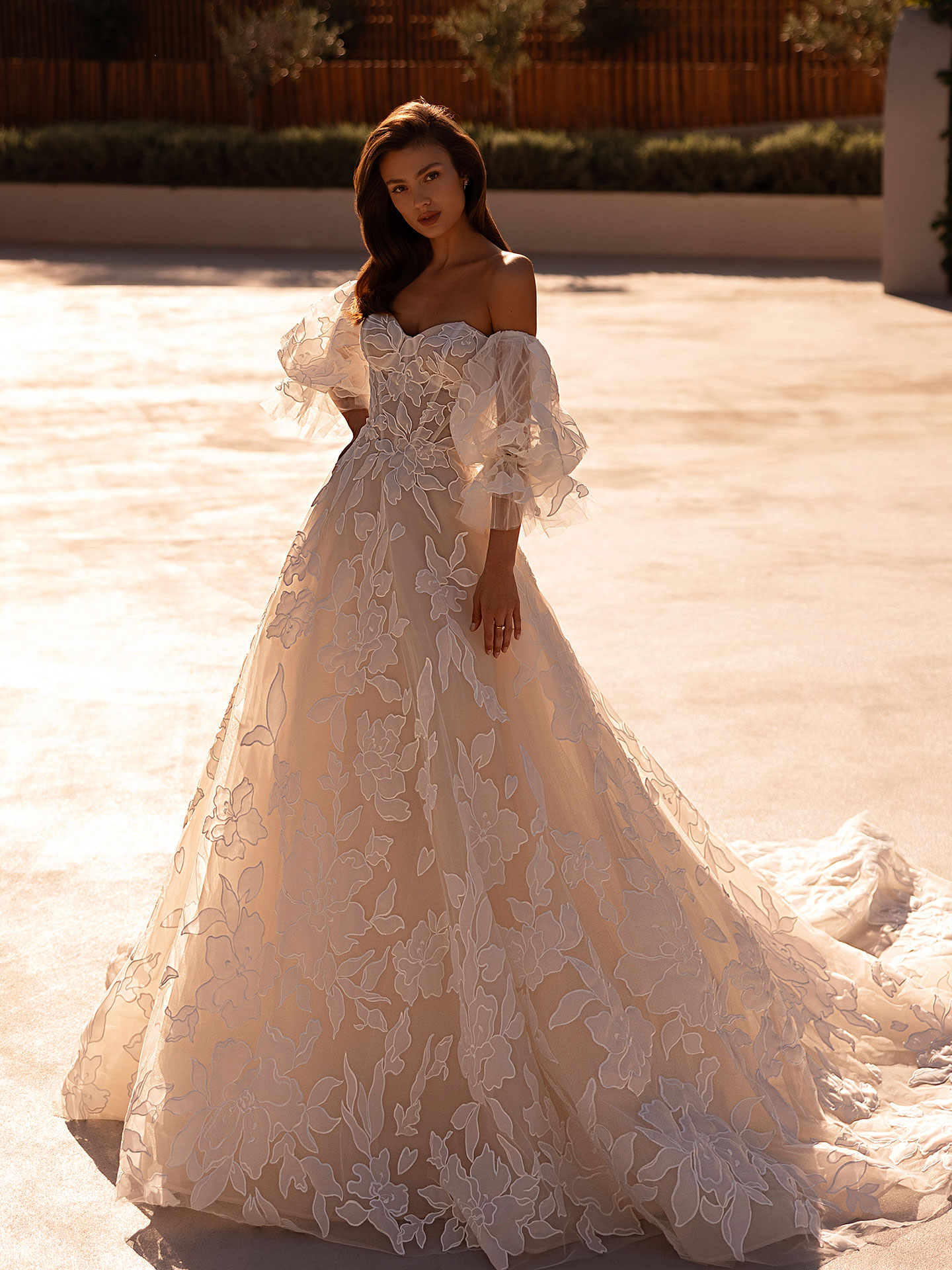 Style 1524 från Demetrios i ball gown stil brudklänning