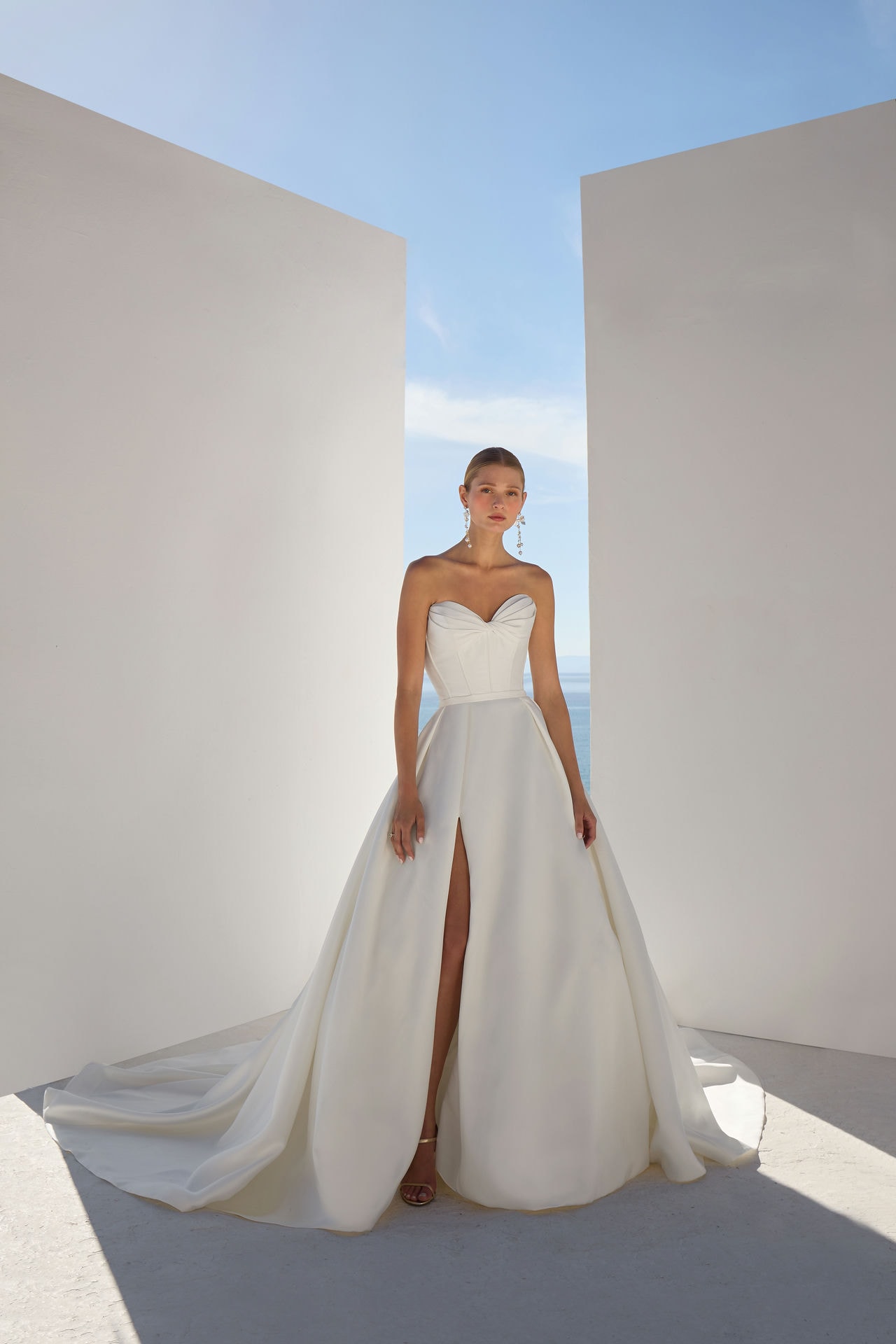 Style SK29 från Demetrios i ballgown, separate skirt, slit stil brudklänning