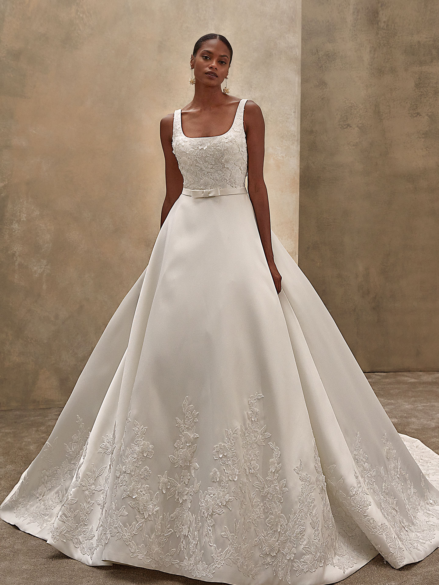 Style 1528 från Demetrios i ball gown stil brudklänning