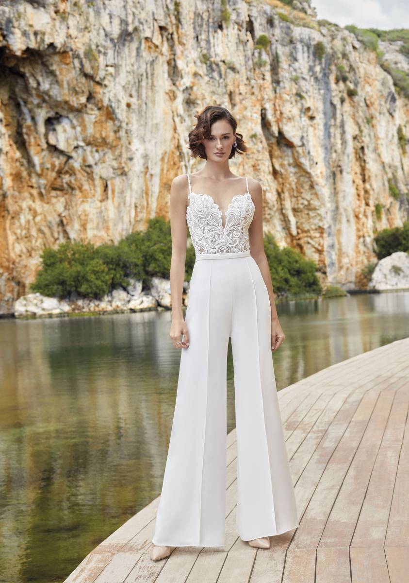 Style T219 – PA102 från Demetrios i pants, separate top stil brudklänning