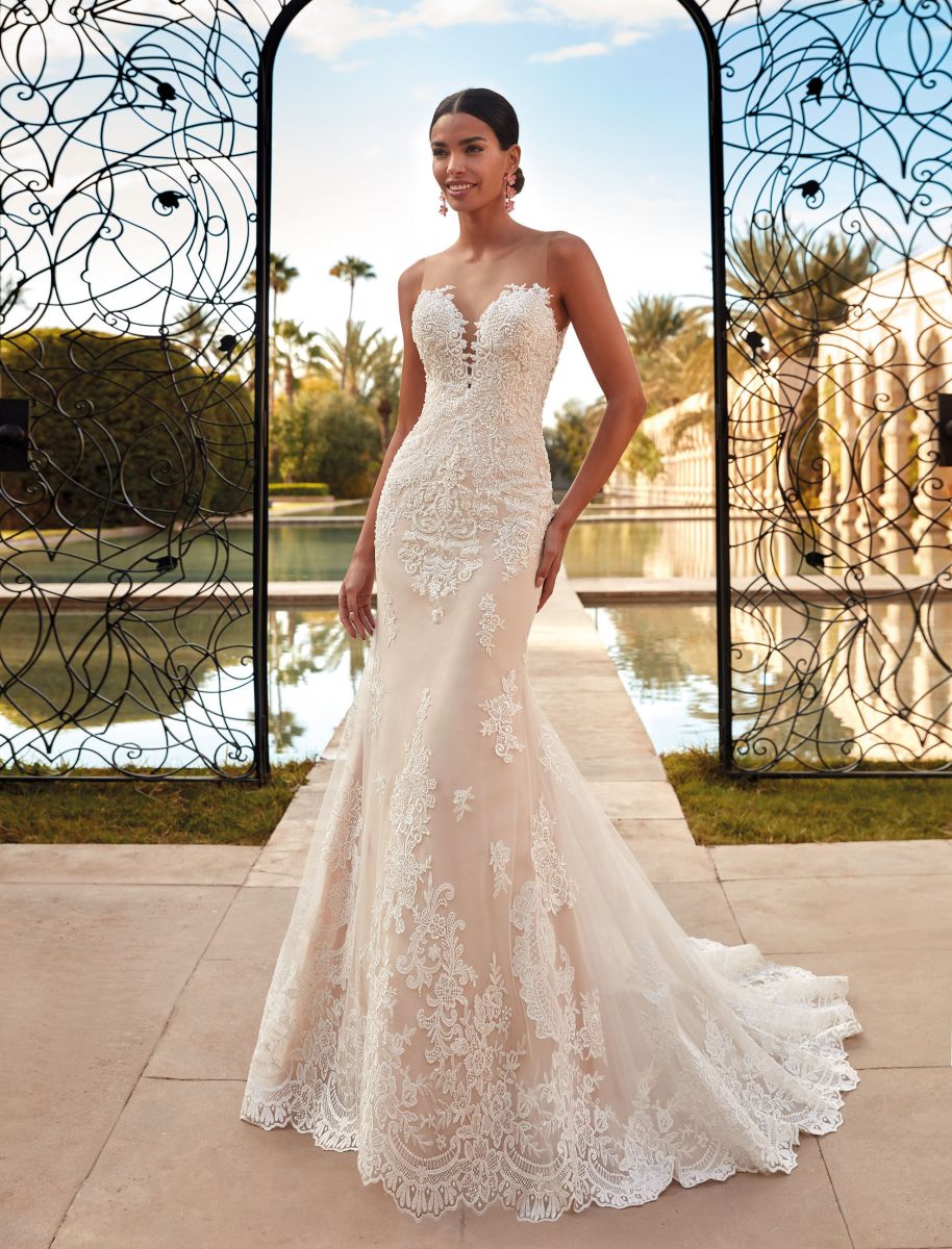 Style 1102 från Demetrios i flared stil brudklänning