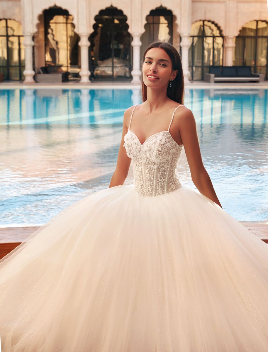 Style 1109 från Demetrios i ballgown stil brudklänning