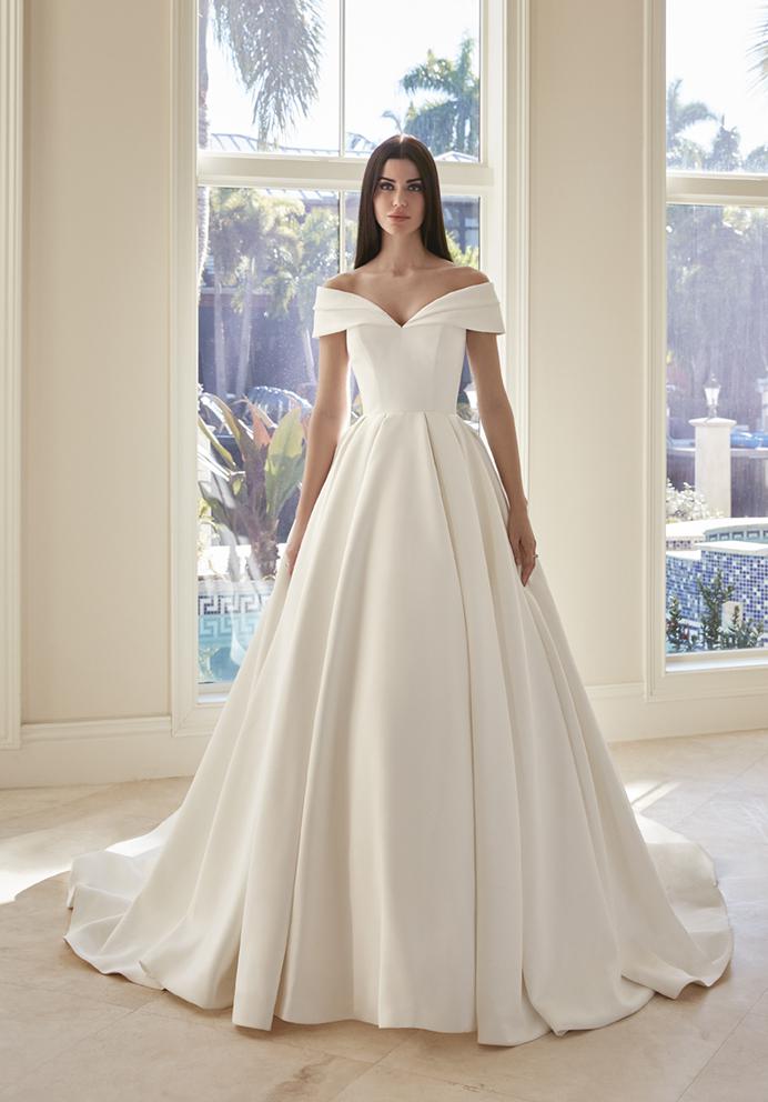 Style 1062 från Demetrios i ballgown stil brudklänning