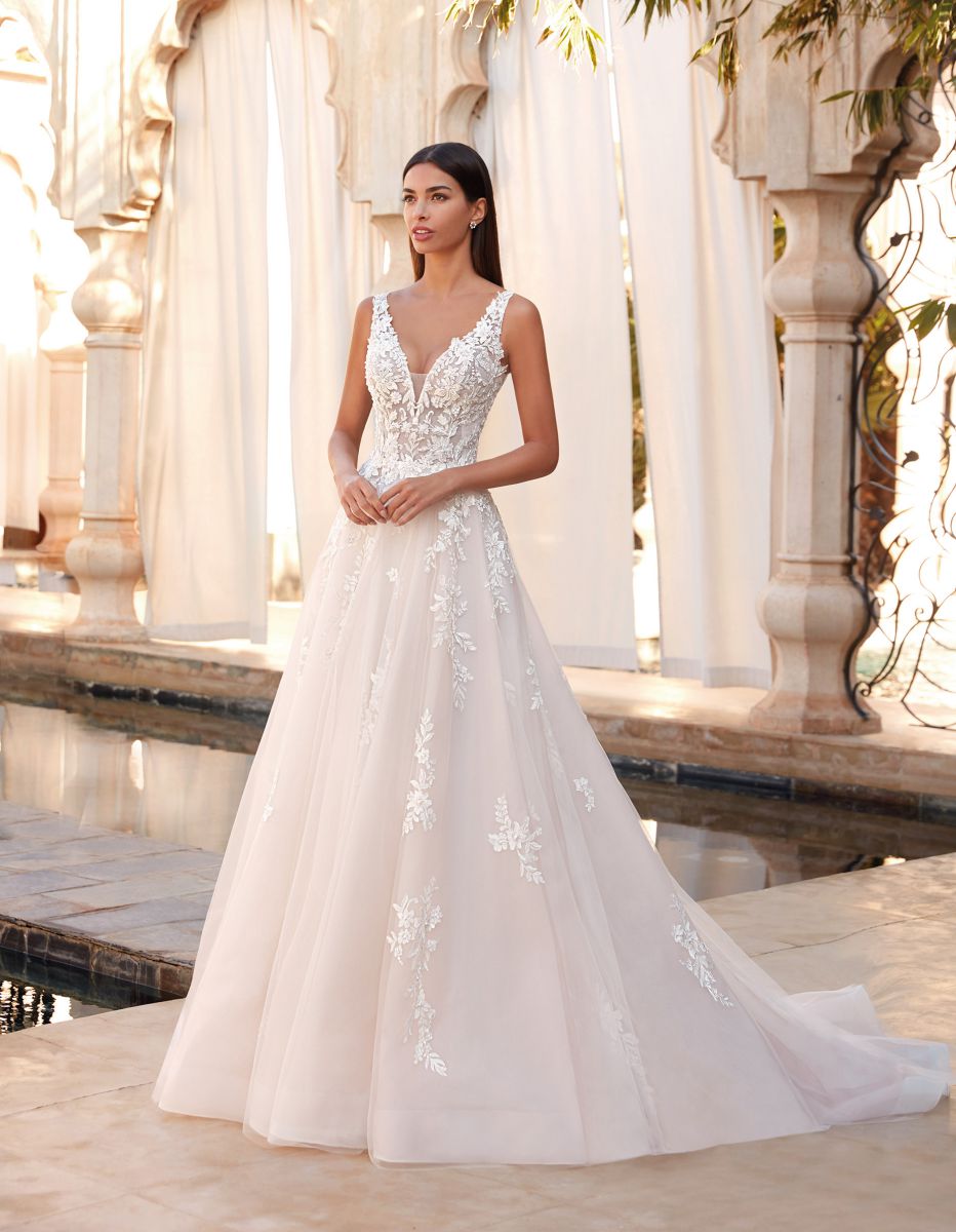 Style 1079 från Demetrios i a-line stil brudklänning