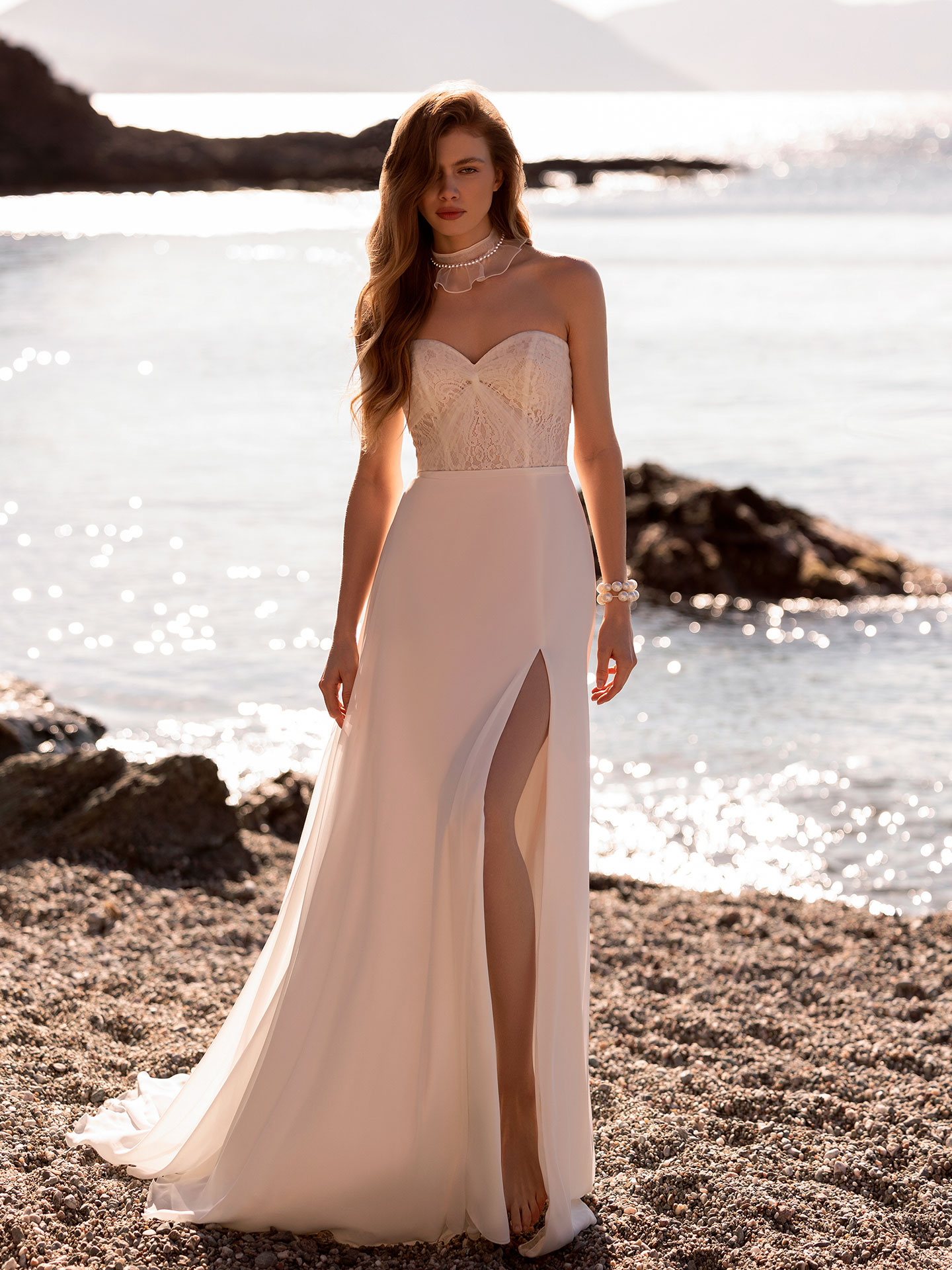 Style DR426 från Demetrios i a-line, slit stil brudklänning