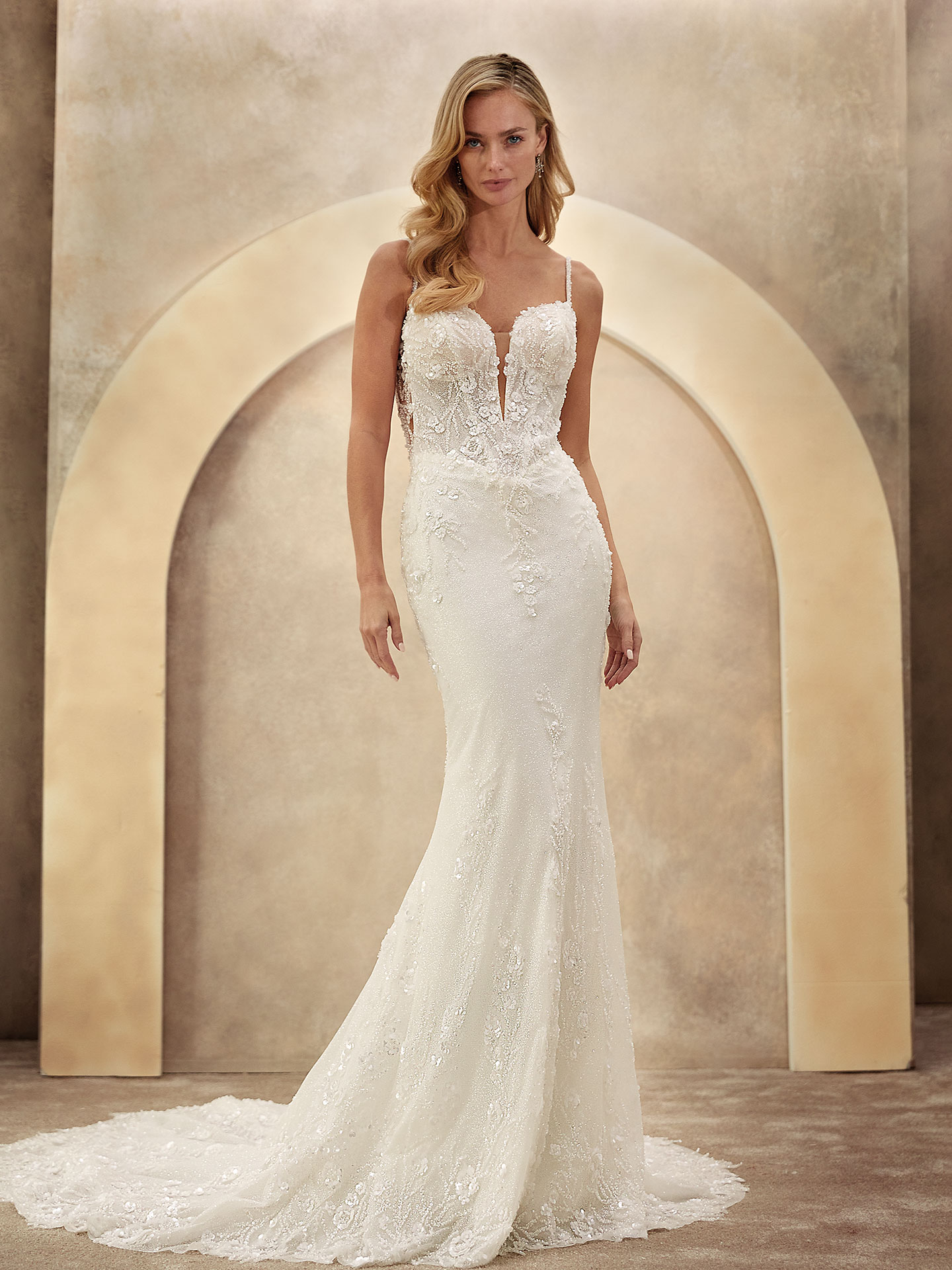 Style 1537 från Demetrios i sheath stil brudklänning