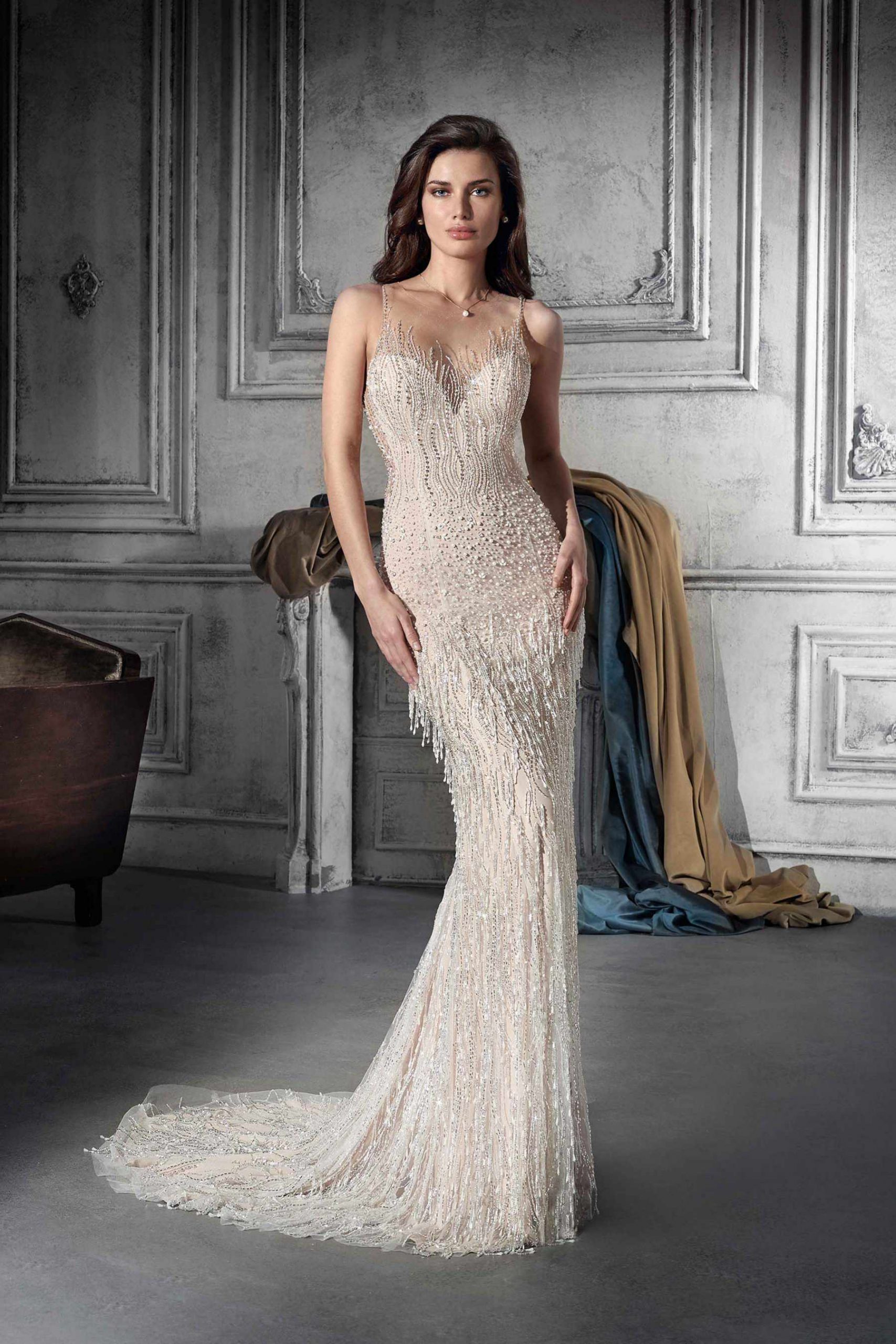 Style 802 från Demetrios i sheath stil brudklänning