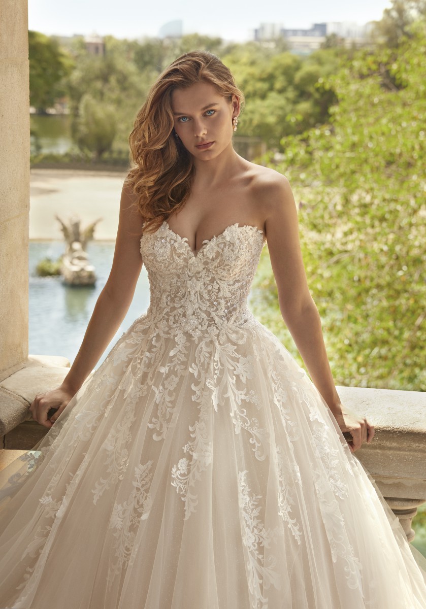 Style 1151 från Demetrios i ballgown stil brudklänning