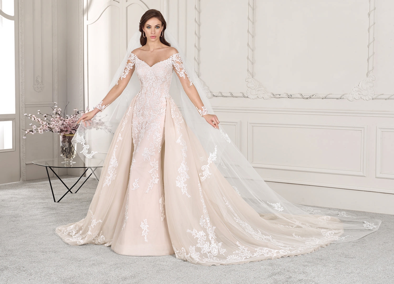 Style 856 från Demetrios i flared stil brudklänning