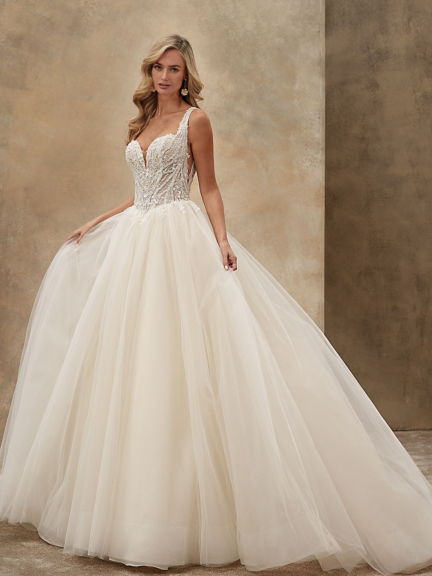 Style 1550 från Demetrios i ballgown stil brudklänning