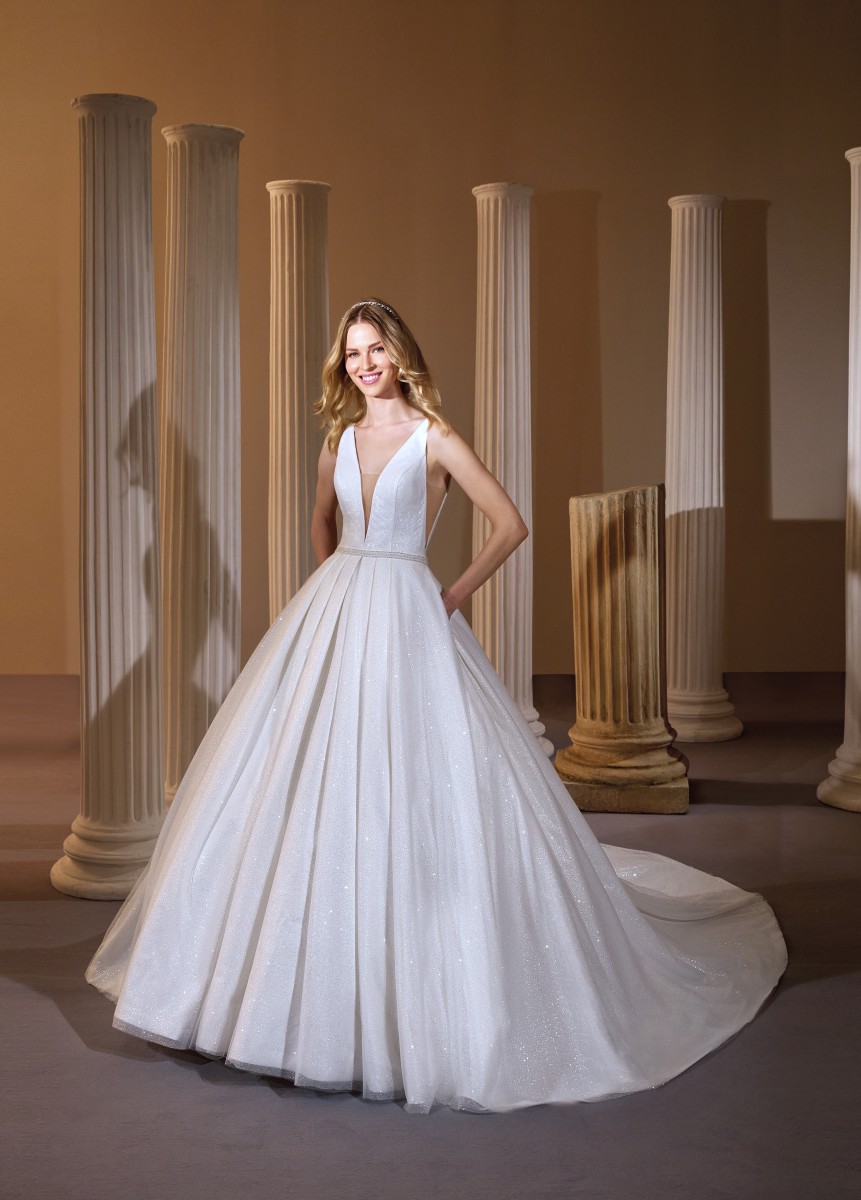 Style 1163 från Demetrios i ballgown stil brudklänning