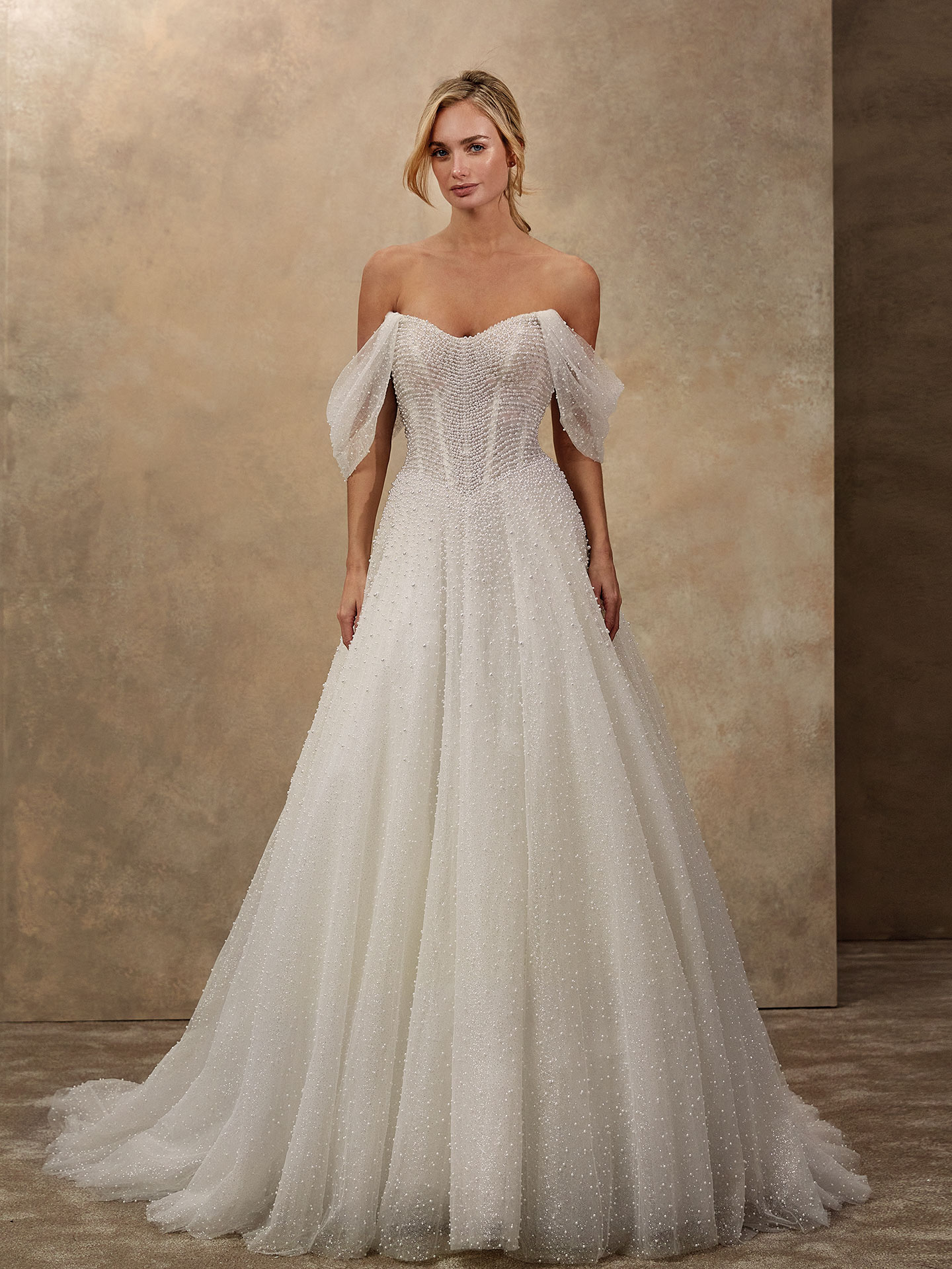 Style 1557 från Demetrios i ballgown stil brudklänning