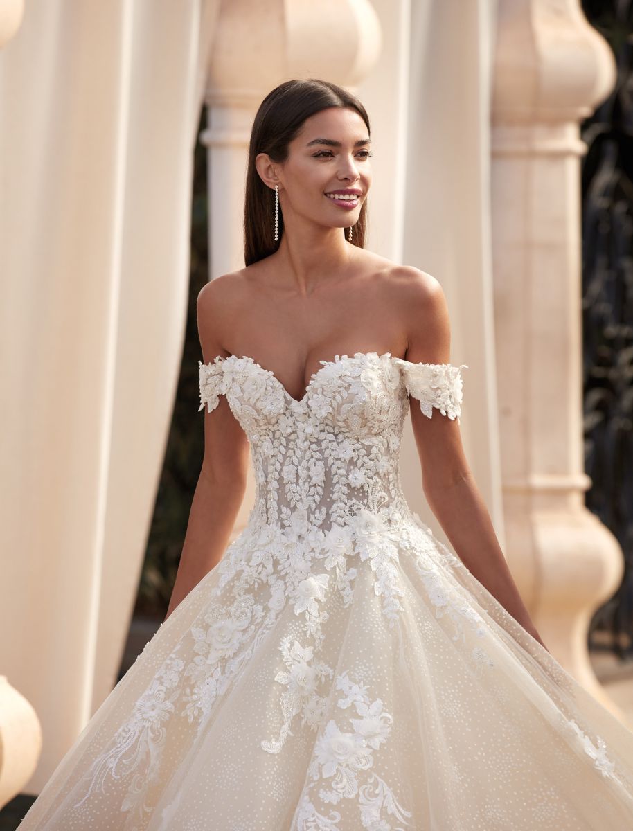 Style 1113 från Demetrios i ballgown stil brudklänning